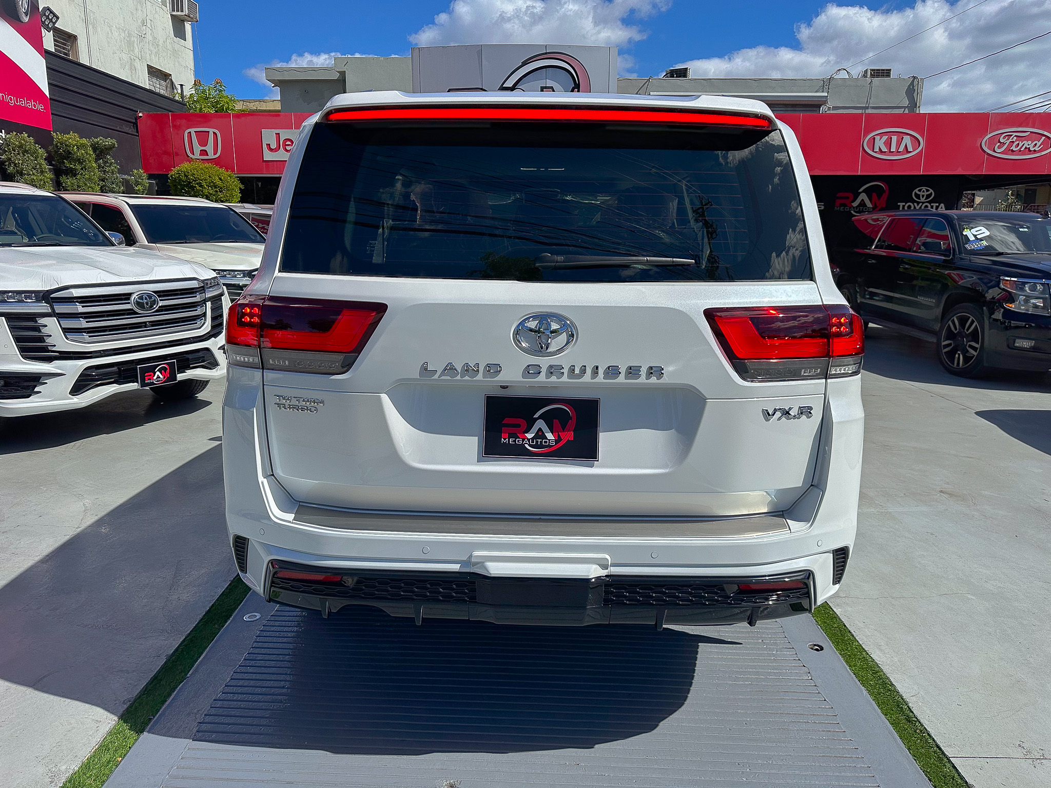 TOYOTA LAND CRUISER VX-R EXCLUSIVE 2025 en Santo Domingo DN Foto 7265574-5.jpg