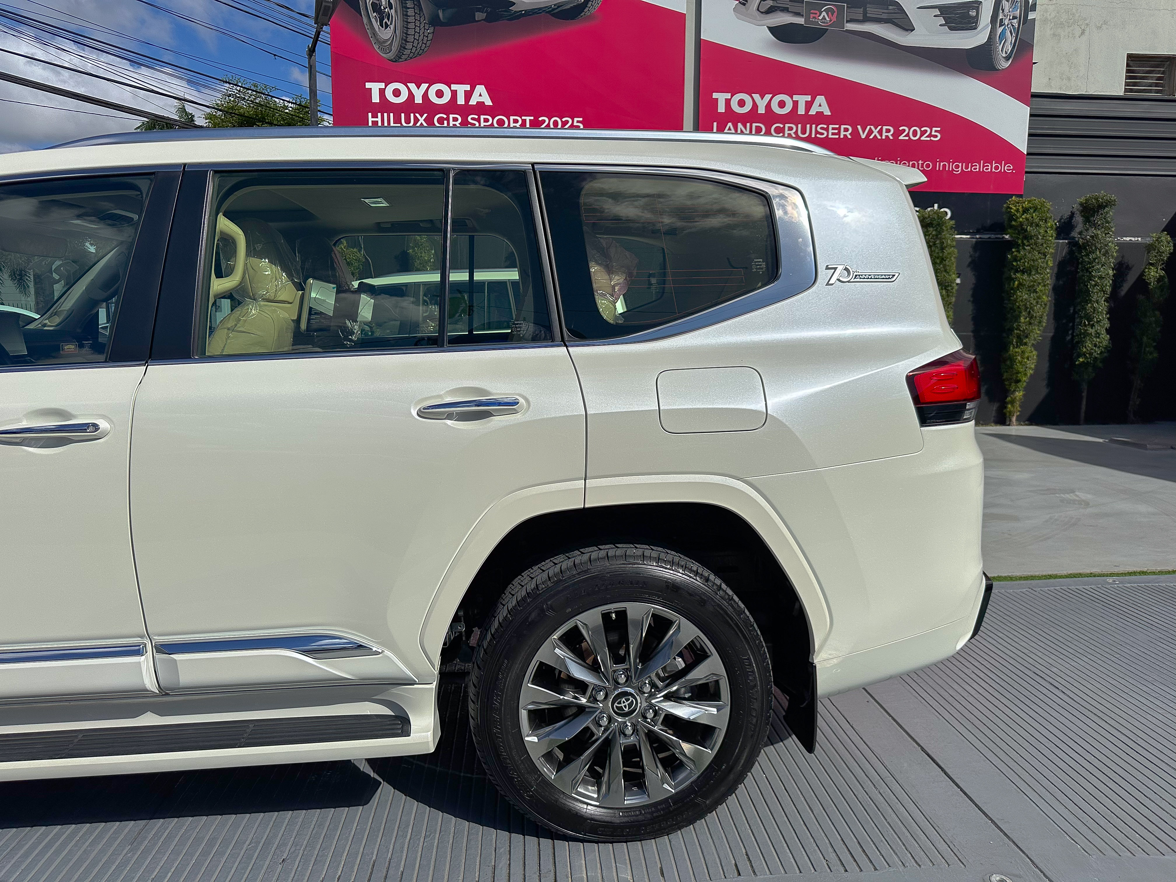 Toyota Land Cruiser Vx-r Exclusive 2024 en Santo Domingo DN Foto 7265700-6.jpg