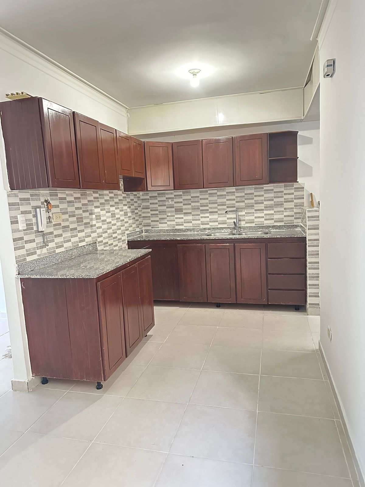 Santo Domingo Oeste  Se Encuentra Residencial monumental a 200 metro d Foto 7266143-1.jpg