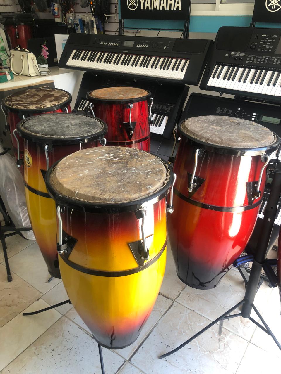 Congas Criollas con su pedestal   de Colores Diferente .... Foto 7267100-2.jpg