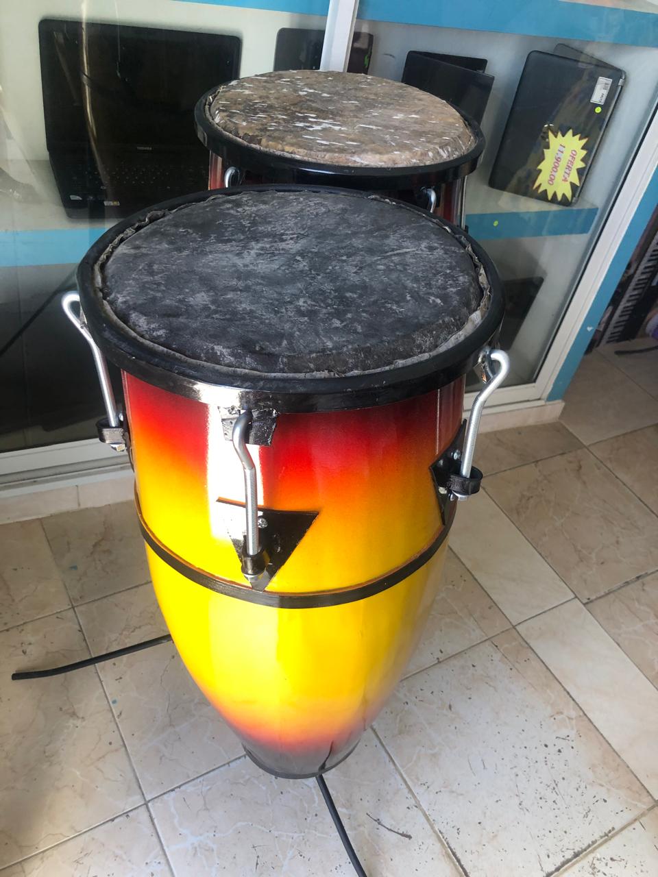 Congas Criollas con su pedestal   de Colores Diferente .... Foto 7267100-5.jpg