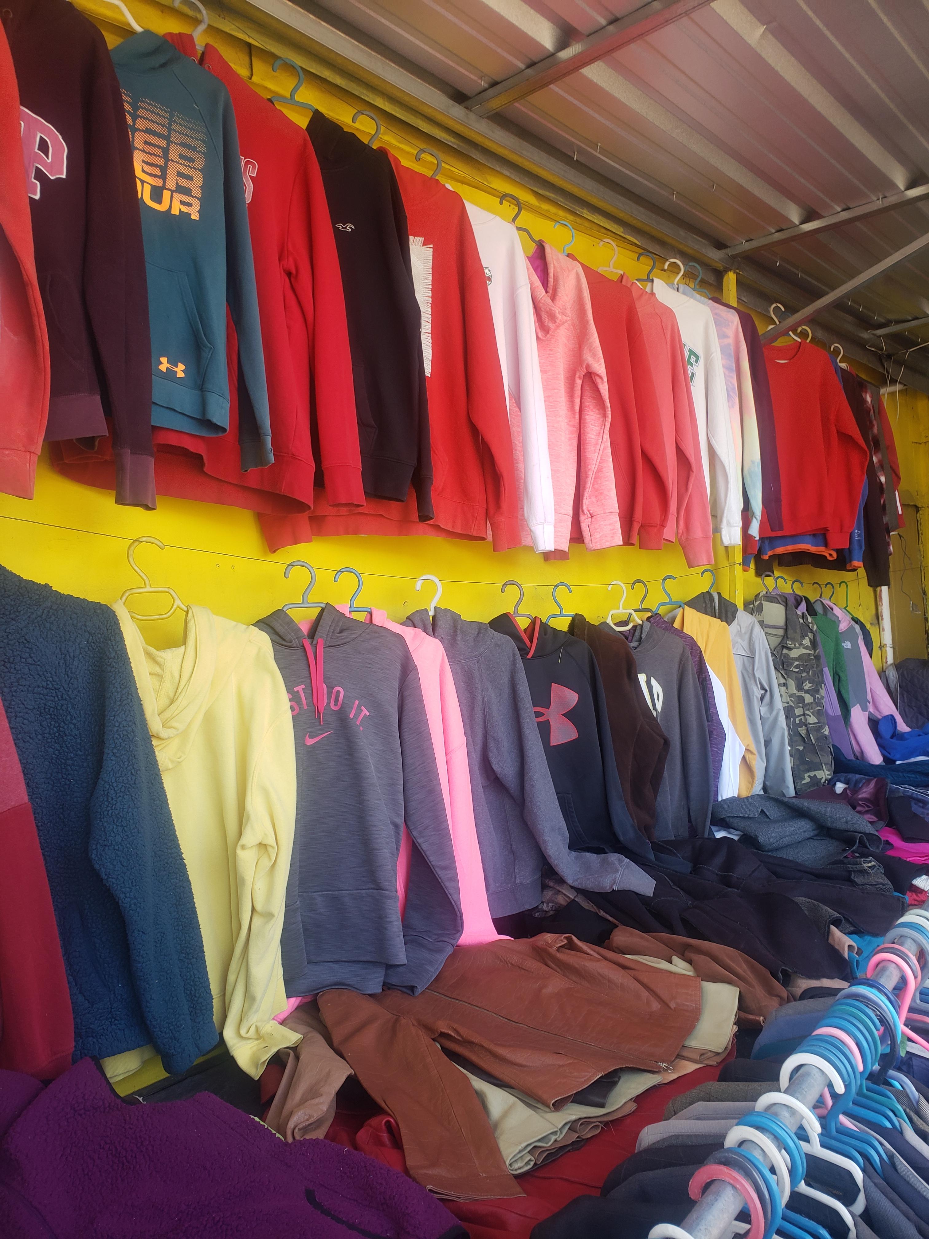 Sacos grandes 450 abrigos 350 tenis 750...un chin de to! 8093014387  Foto 7267112-8.jpg