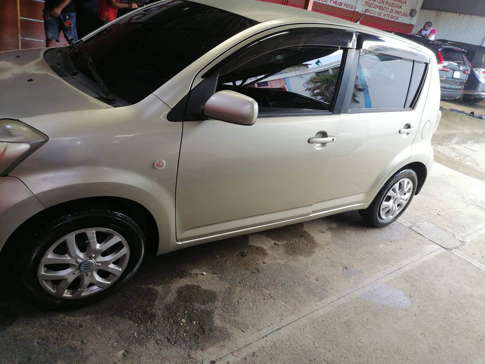 Vendo Toyota Passo color dorado año 2009  Foto 7268396-7.jpg