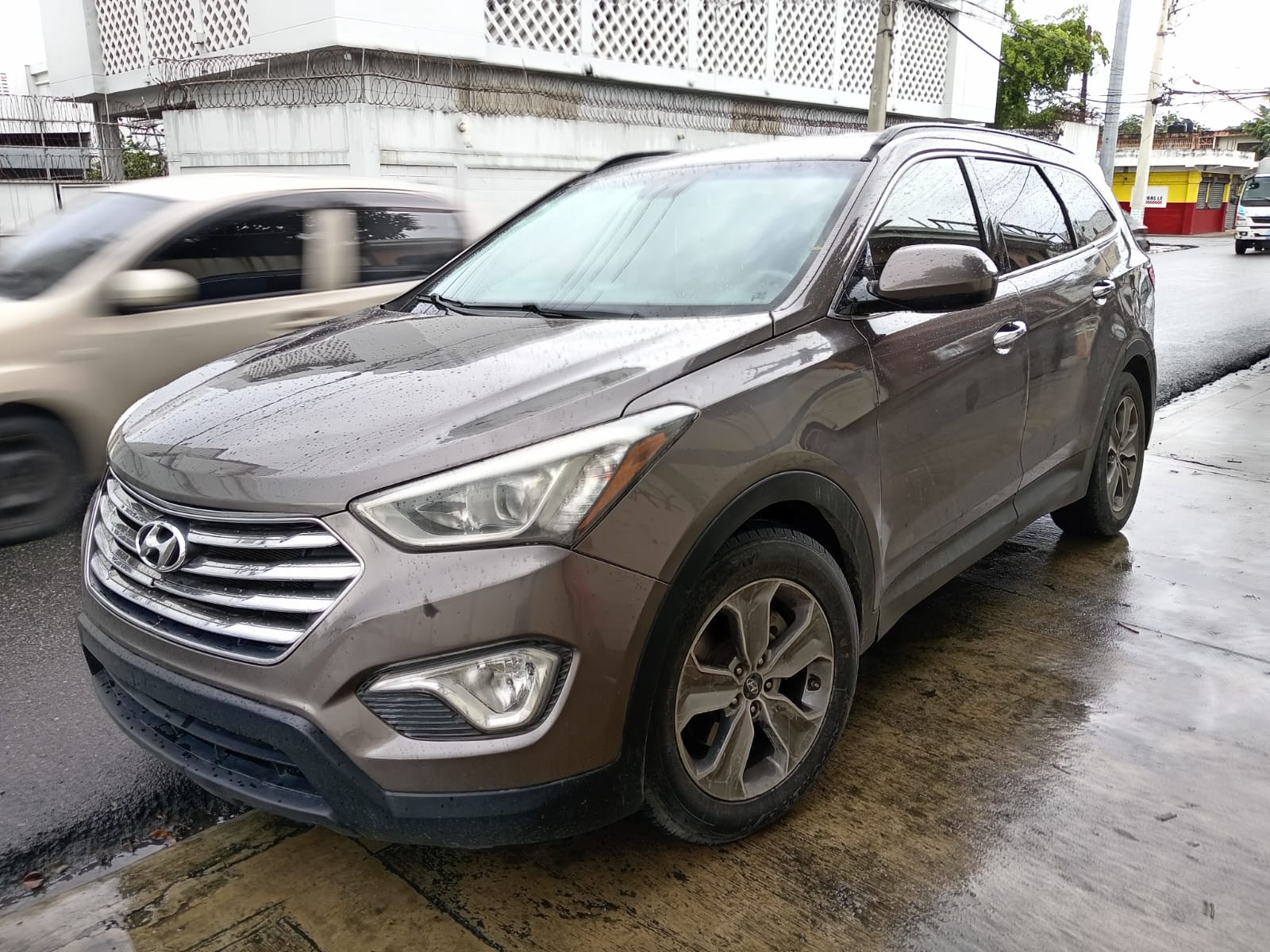 2014 Hyundai grand santa fe - 3 filas asientos Foto 7270669-1.jpg
