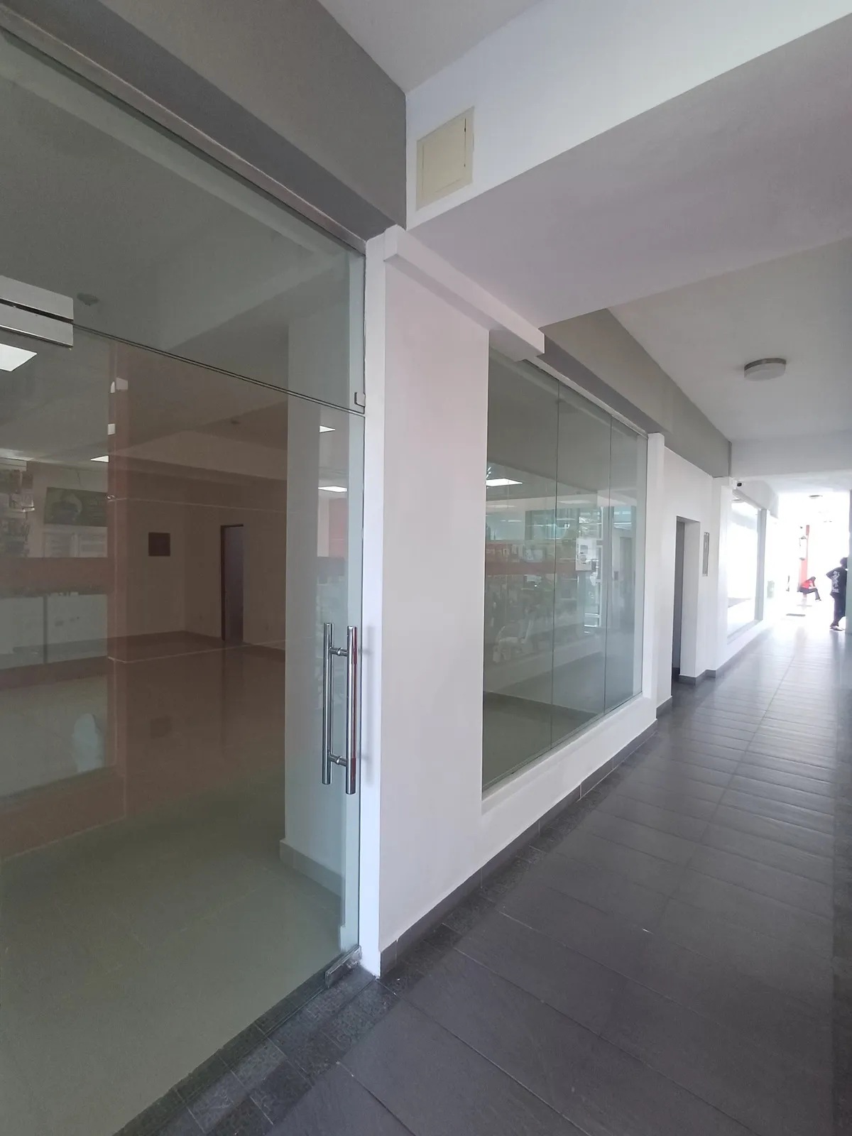ALQUILER DE ESPACIOSO LOCAL COMERCIAL EN MIRADOR SUR Foto 7270697-5.jpg