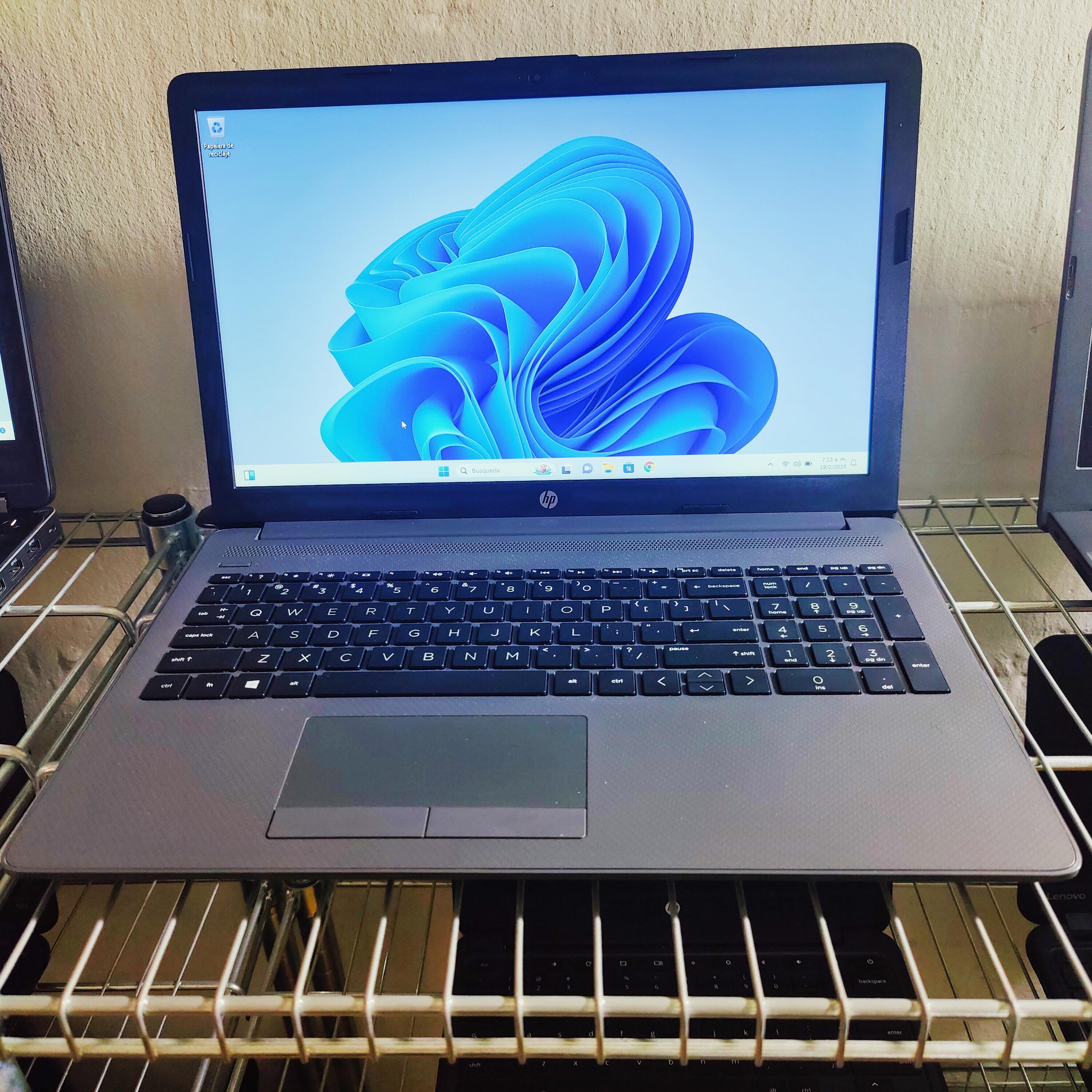Oferta HP de 15 pulgadas AMD A6 de 7ma Generacion 8GB DDR4 Windows 11  Foto 7271464-2.jpg