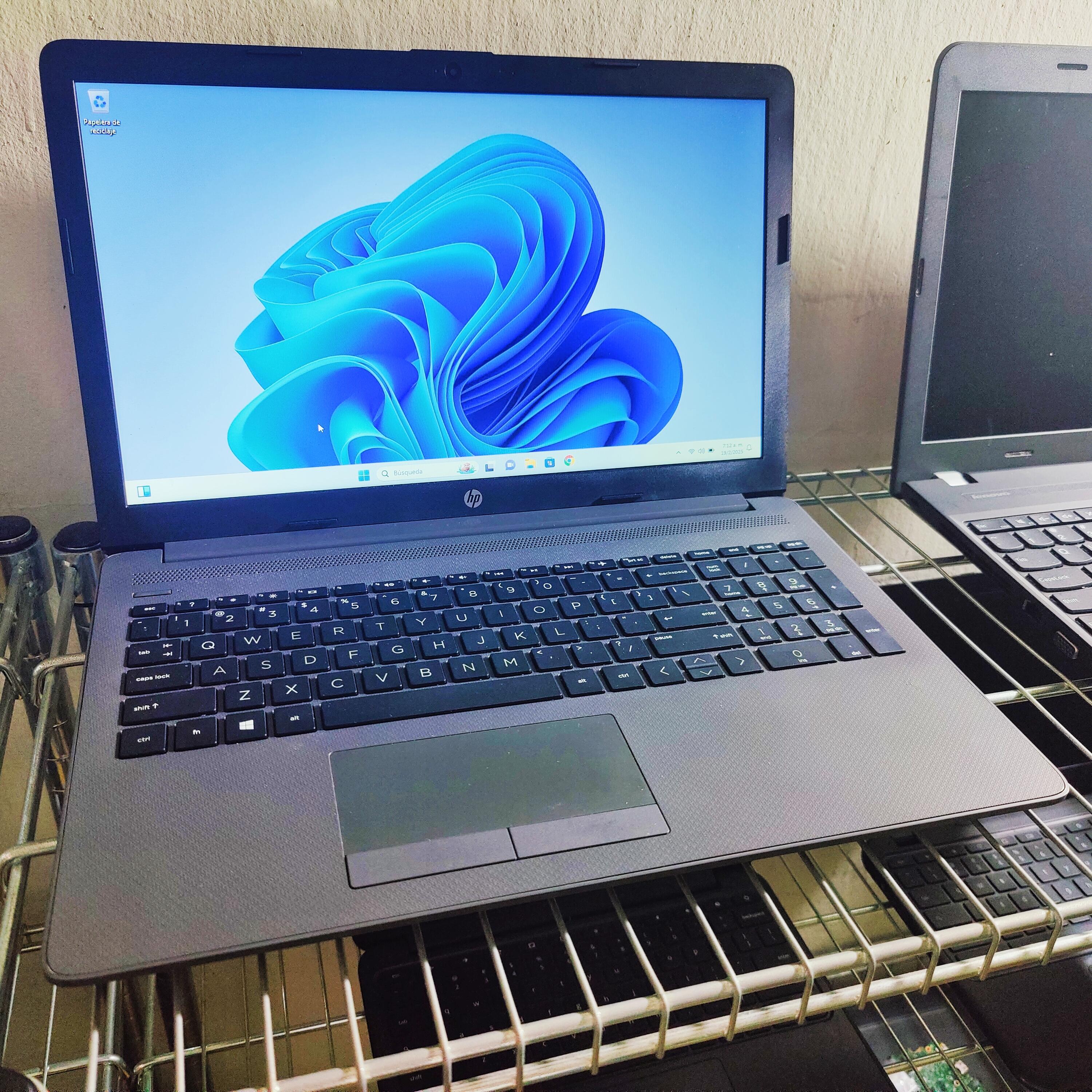 Oferta HP de 15 pulgadas AMD A6 de 7ma Generacion 8GB DDR4 Windows 11  Foto 7271464-3.jpg