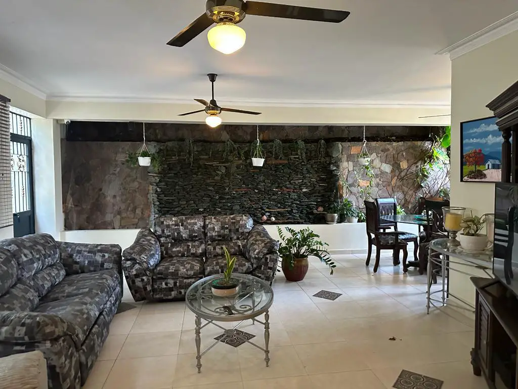 VENDO O ALQUILO SUPER CASA DE 3 NIV. EN ARROYO HONDO III CON TERMINACI Foto 7272923-2.jpg