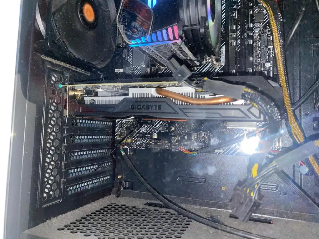 Tarjeta Gráfica Gigabyte GeForce GTX 1060 3GB Foto 7273274-3.jpg