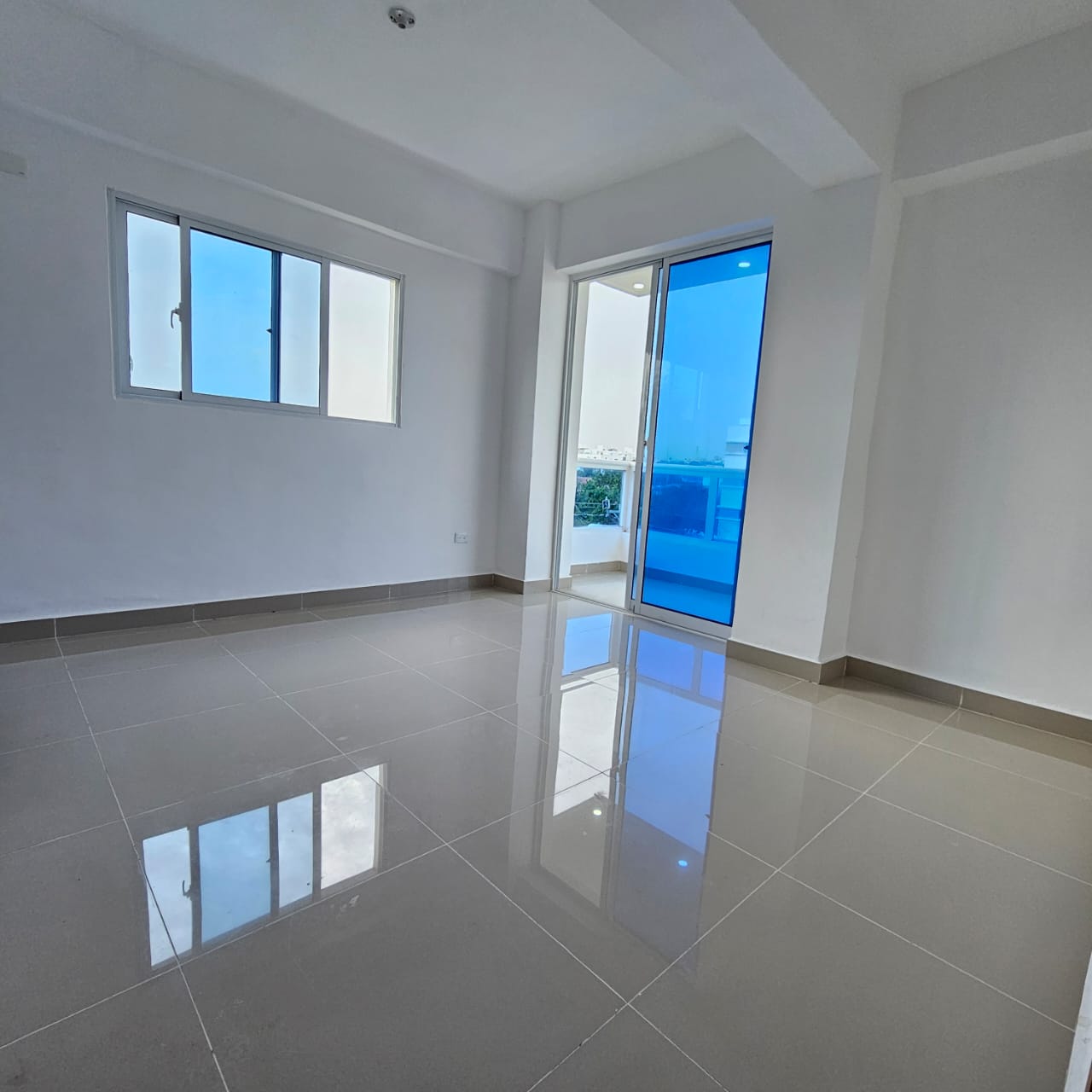 Apartamento de 3 Habitaciones en Venta en el Tropical del este.  Foto 7273366-3.jpg