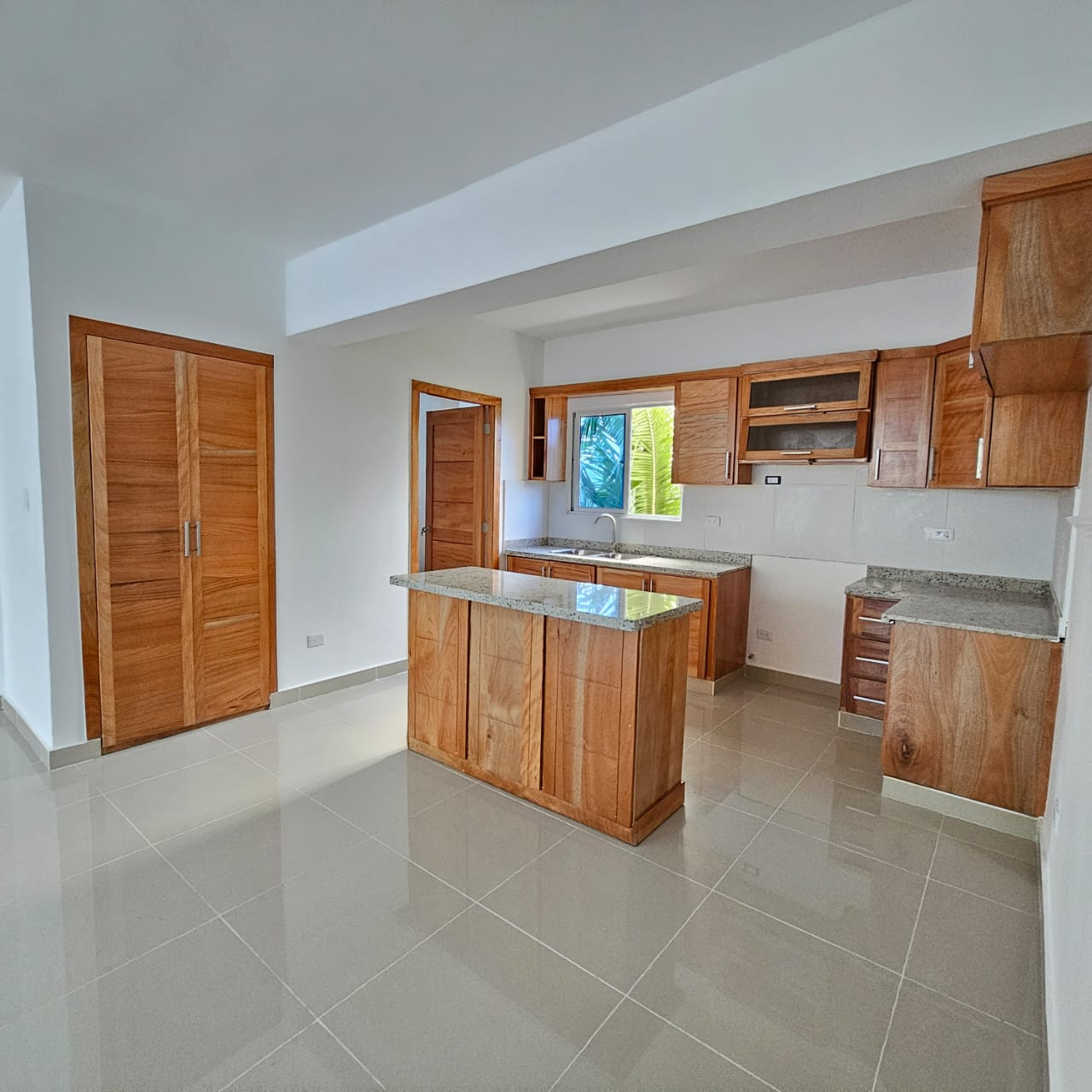 Apartamento de 3 Habitaciones en Venta en el Tropical del este.  Foto 7273366-5.jpg