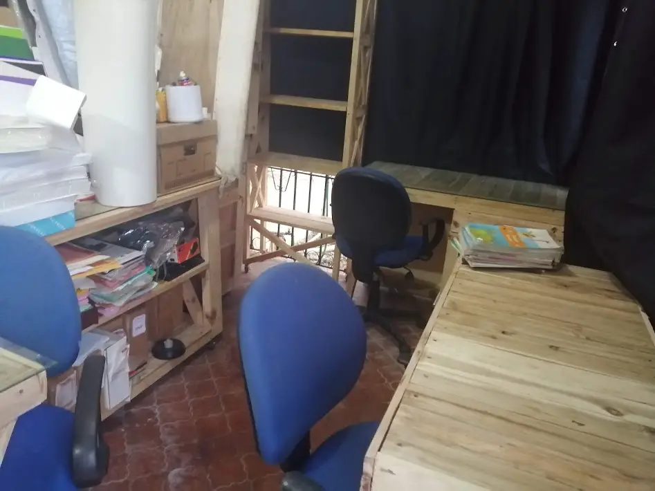 vendo 3 escritorios en madera usados con gabeta  rueda tope en vidrio Foto 7274008-3.jpg