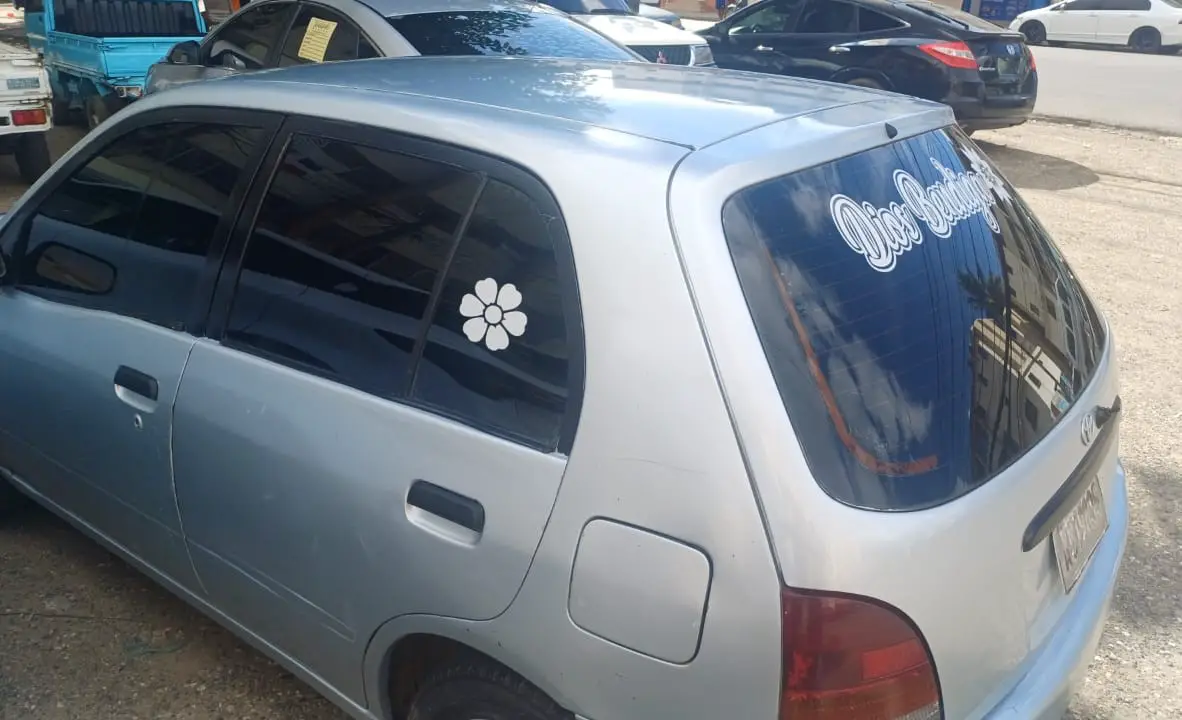 Toyota Starlet 2001 Gris Foto 7274512-3.jpg