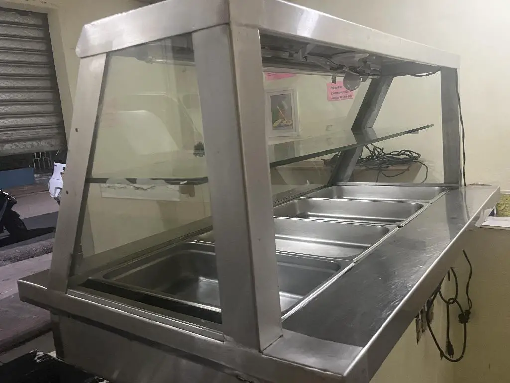 Exhibidor con baño de Maria de 4 chefing dish en La Romana Foto 7274864-2.jpg