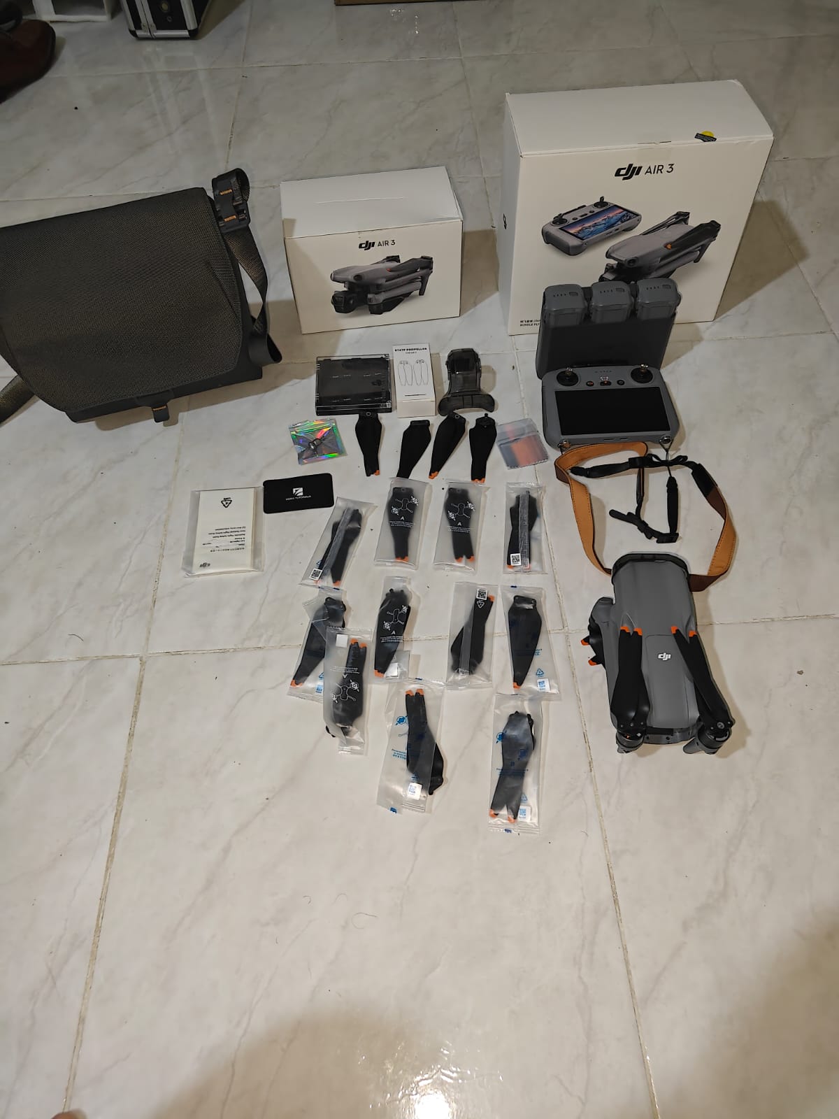 DJI Air 3 3 Baterias 8 Helices Hard Case 2 microSD 128GB 2 cargadores  Foto 7276437-3.jpg
