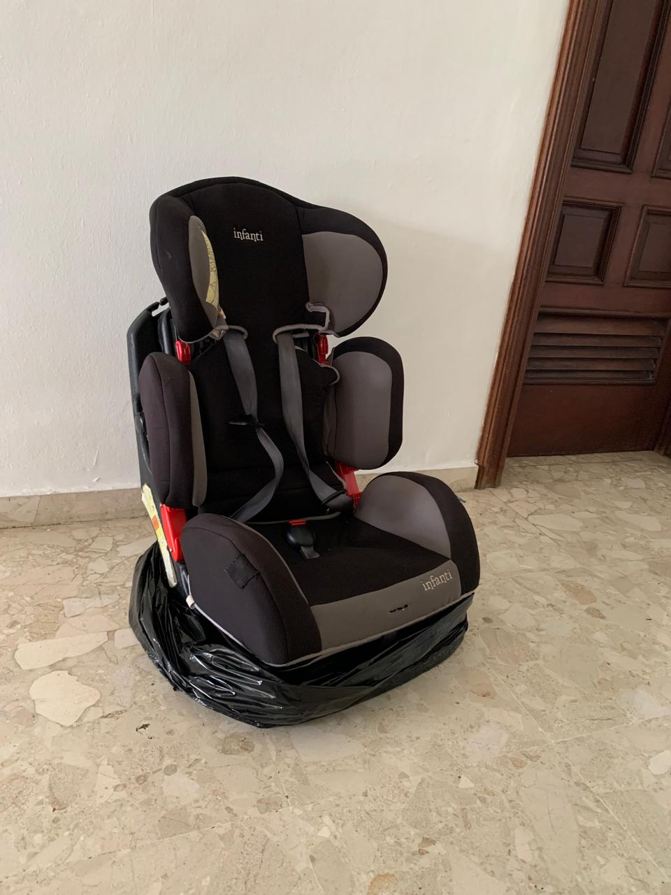Silla de carro para Bebé marca Infanti  Foto 7277612-2.jpg
