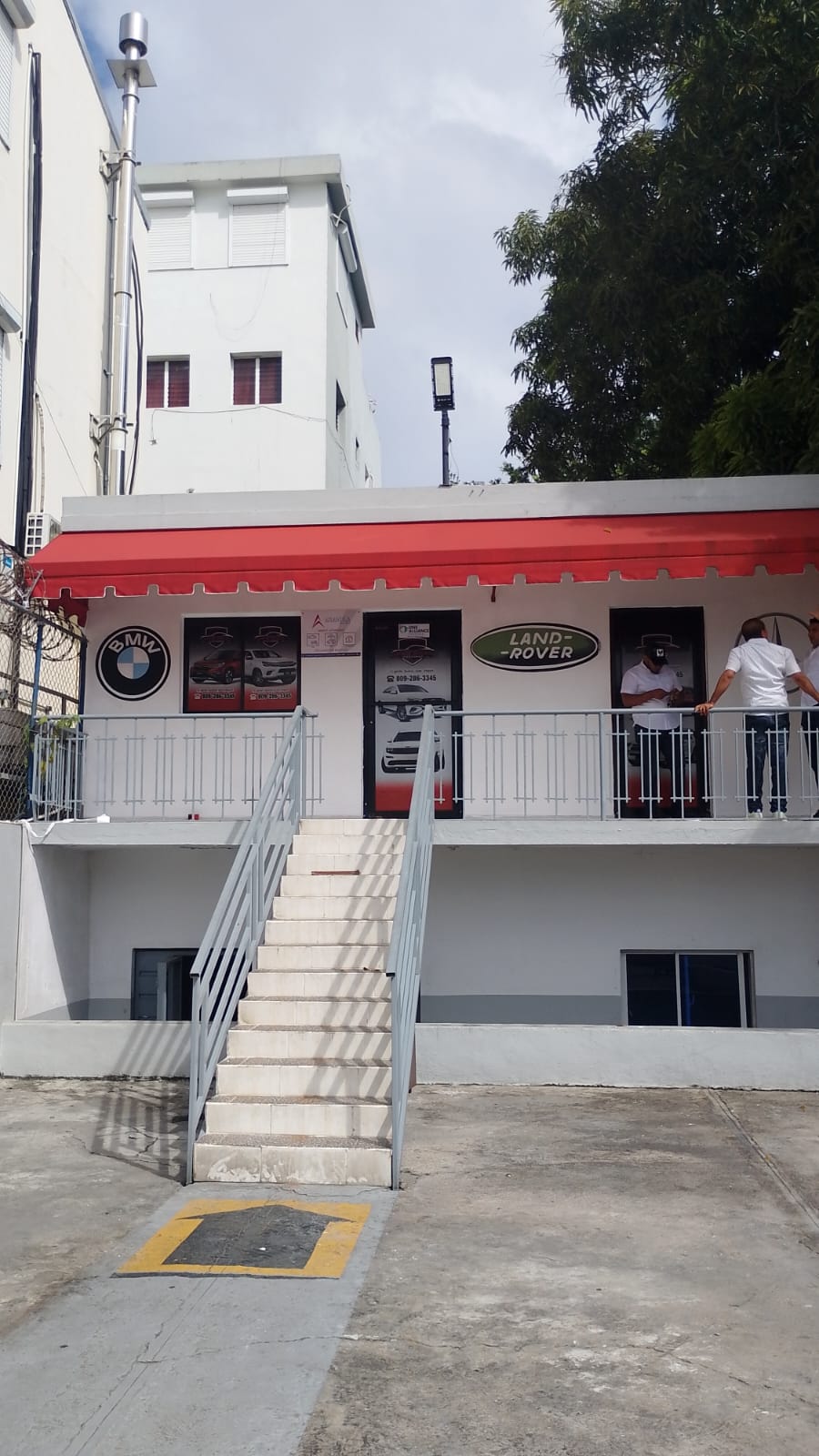 Alquilo Local Comercial Preparado para dealer de Vehículo ubicado en e Foto 7280126-1.jpg