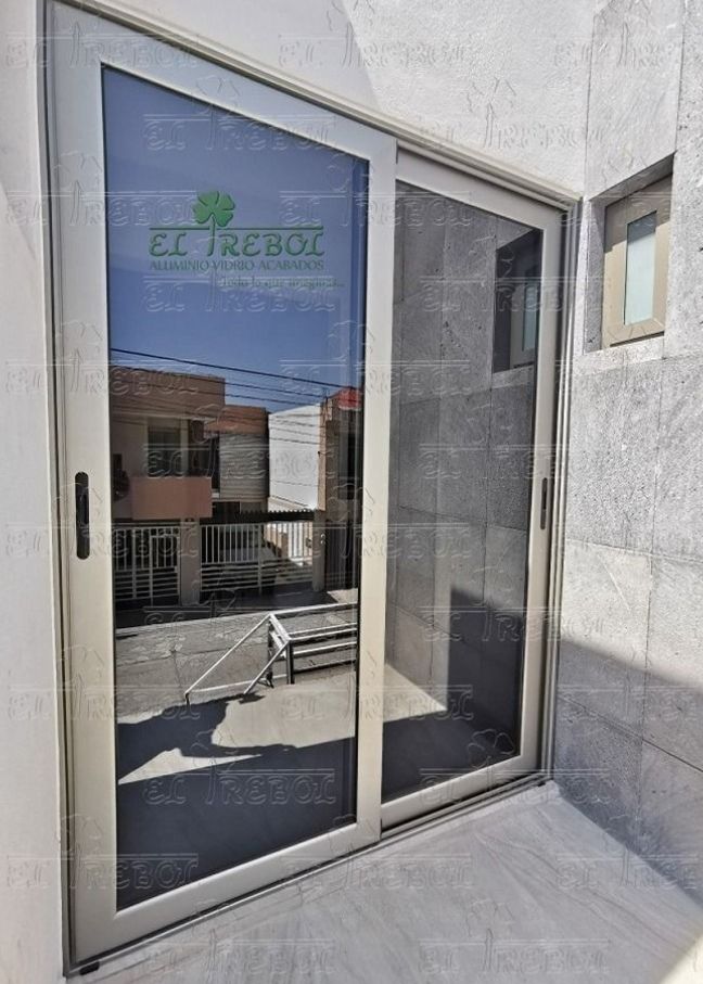 Puerta corrediza de aluminio y vidrio Foto 7285478-4.jpg