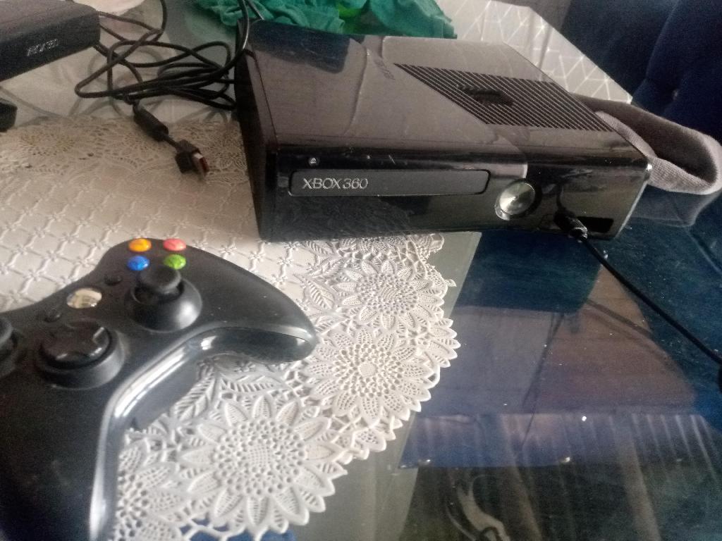 vendo Xbox360 hakiado 10 juego incluido  Foto 7288330-1.jpg