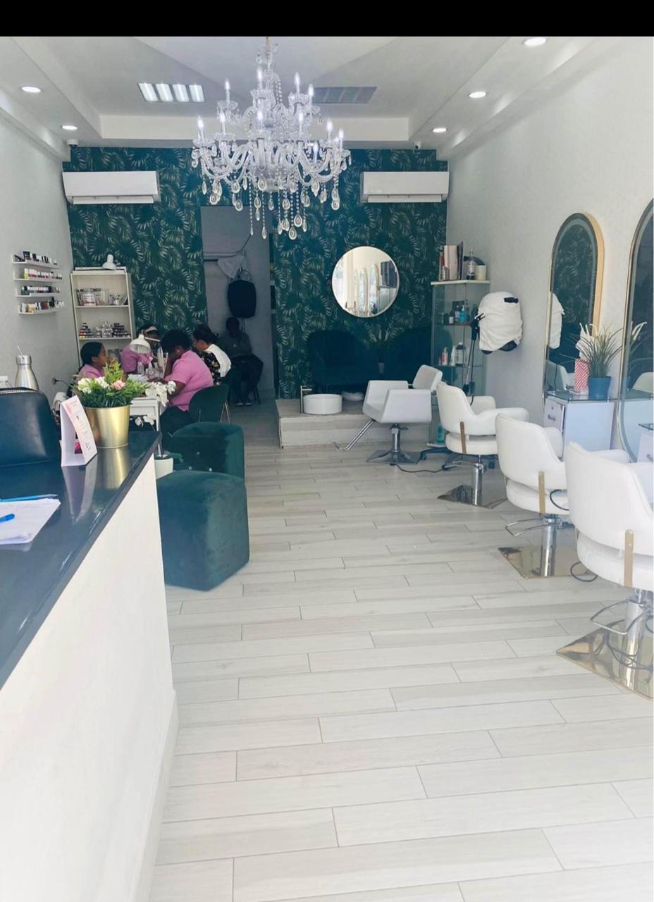 Vendo Punto Comercial Salón de Belleza Totalmente Amueblado Foto 7290590-3.jpg