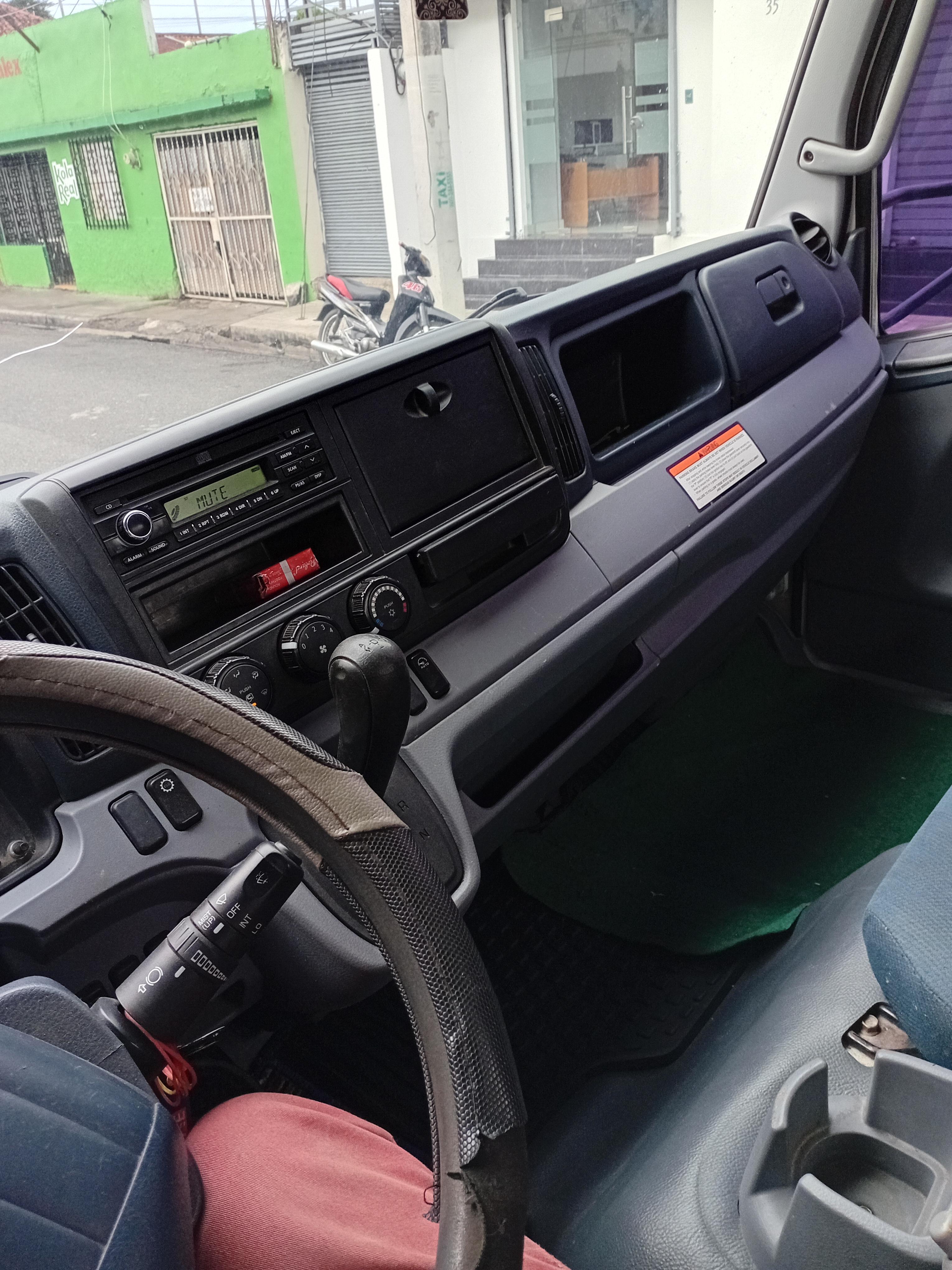Mitsubishi fuso 2012 con traspaso incluido  en Duarte Foto 7291026-10.jpg