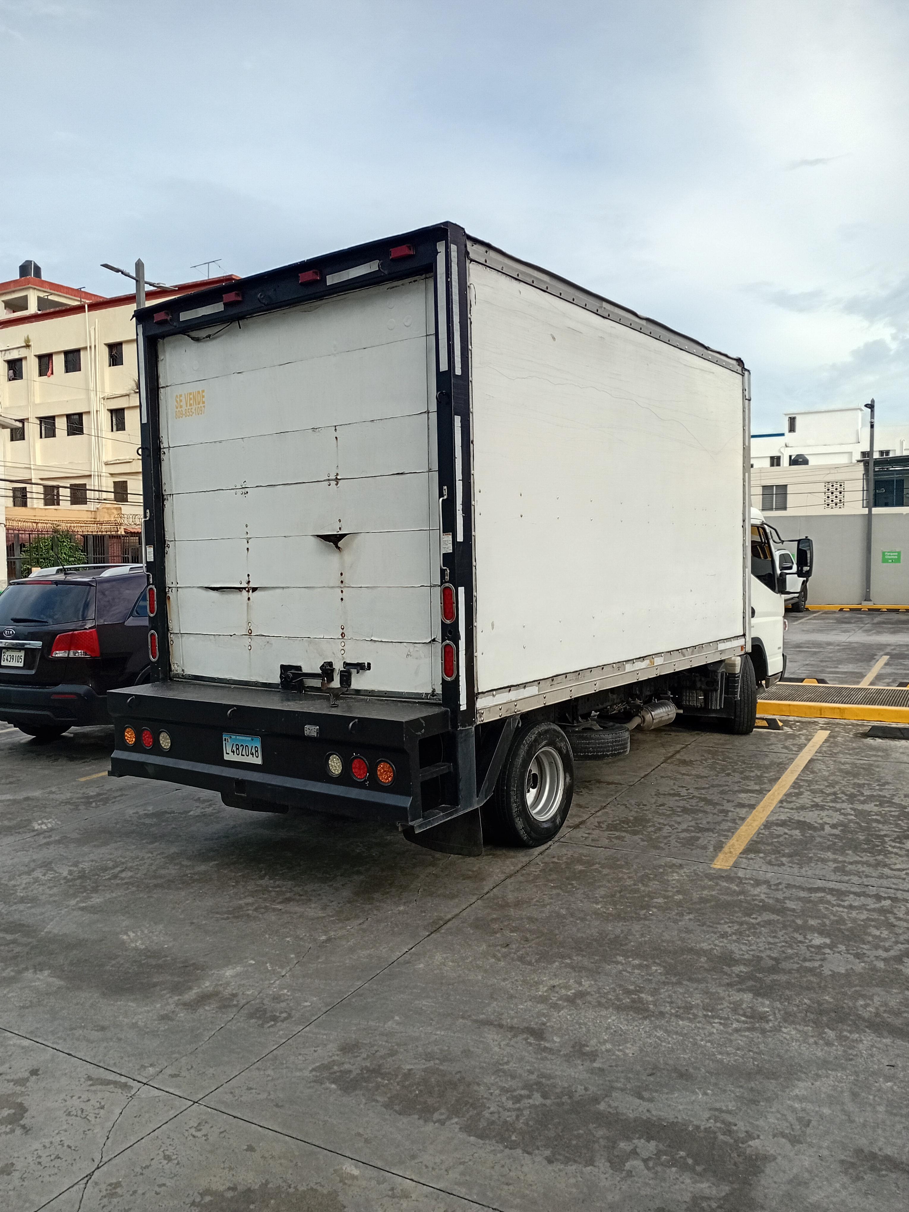 Mitsubishi fuso 2012 con traspaso incluido  en Duarte Foto 7291026-2.jpg
