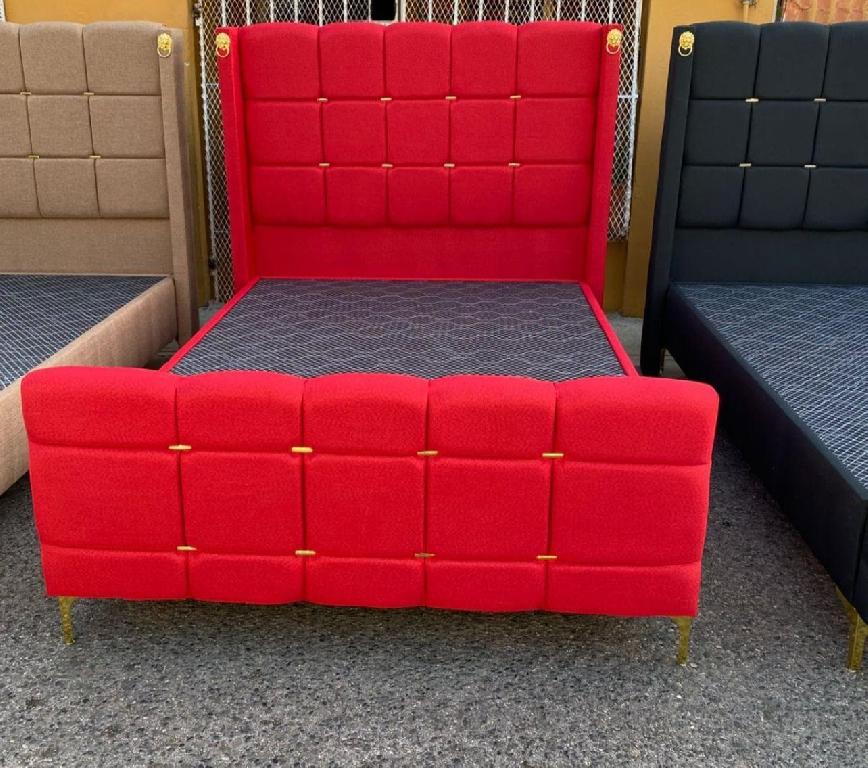 Cama tapizada moderna roja  Foto 7305154-1.jpg
