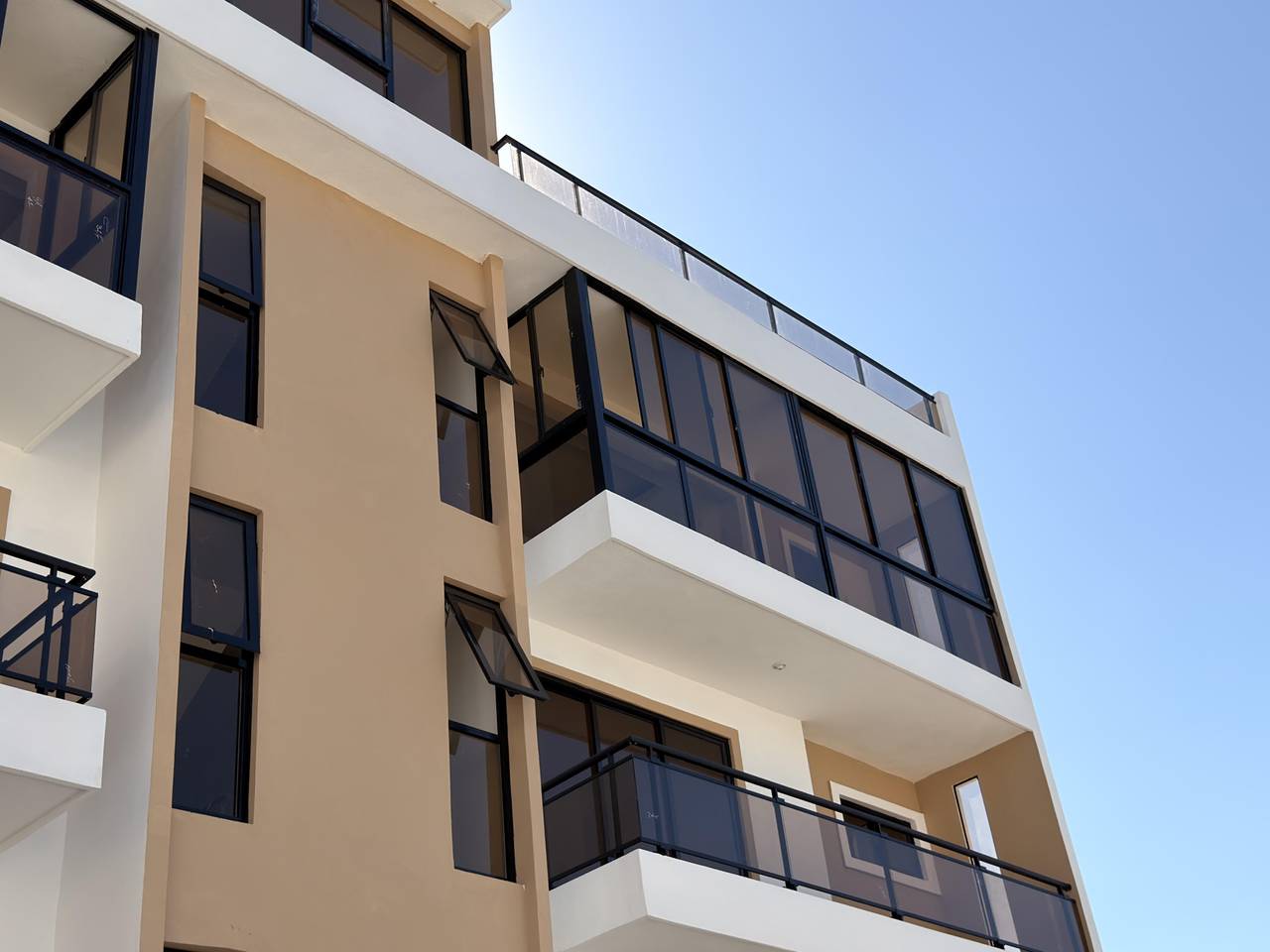 Penthouse Residencial Emil – Exclusividad y Terraza Privada en Los Cor Foto 7305645-1.jpg