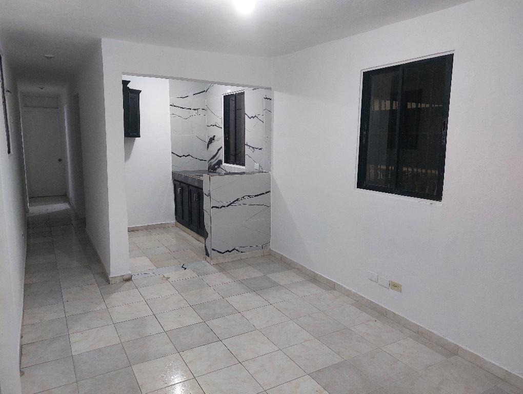 Alquilo casa 3 habitaciones 2do nivel Los Trinitarios Sto. Dgo. Este Foto 7308362-3.jpg