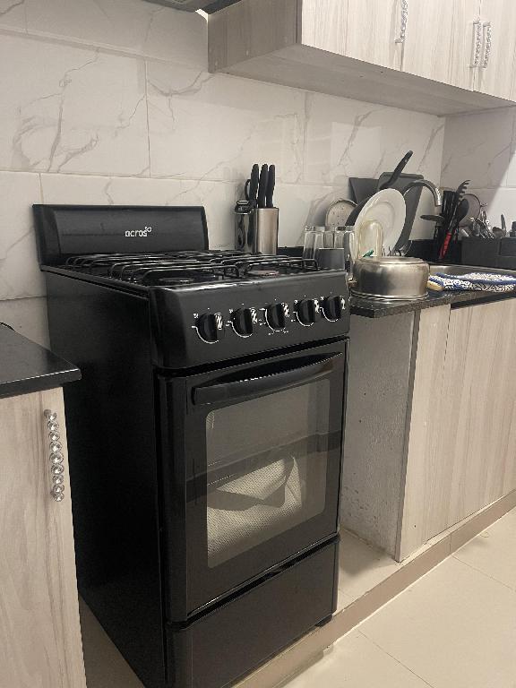 Se vende estufa de 4 hornillas con horno Foto 7310120-1.jpg
