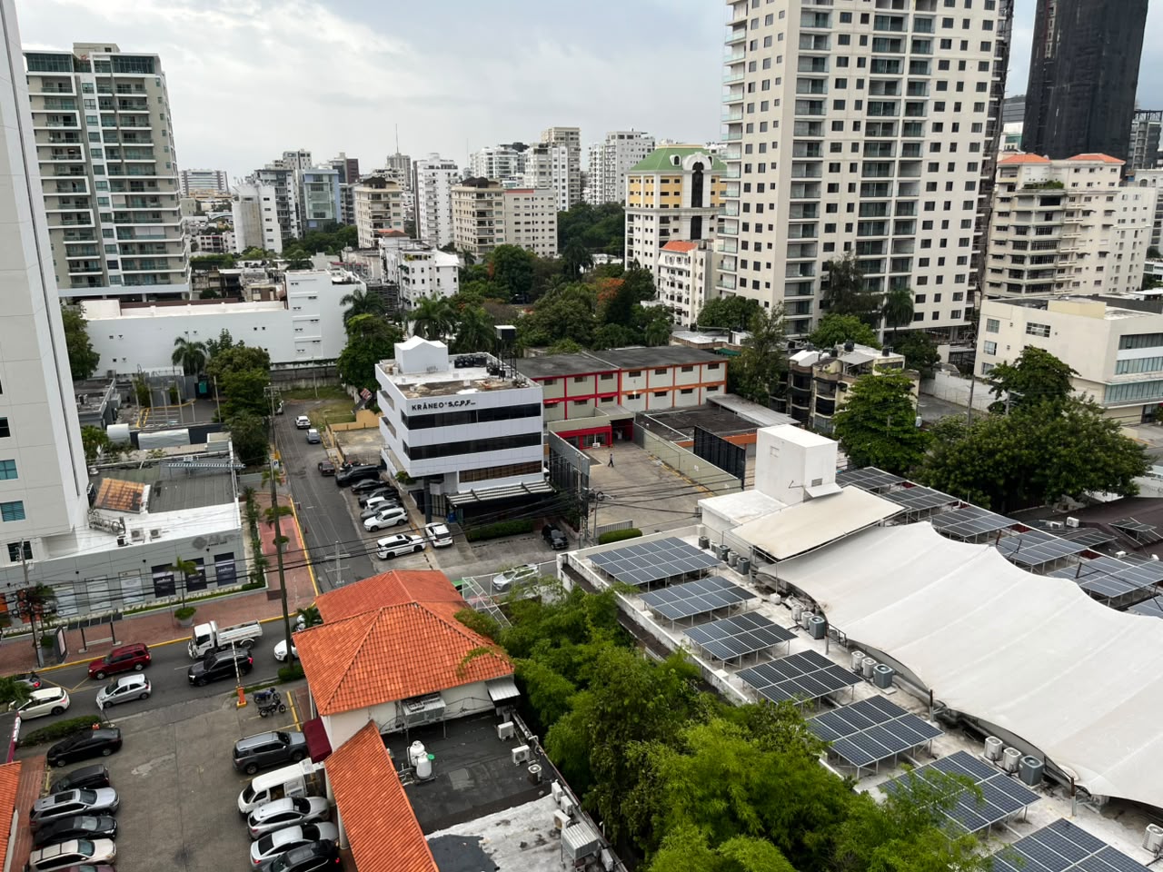 Apartamento en el corazón de Piantini casi esquina Abraham Lincoln Foto 7314136-2.jpg