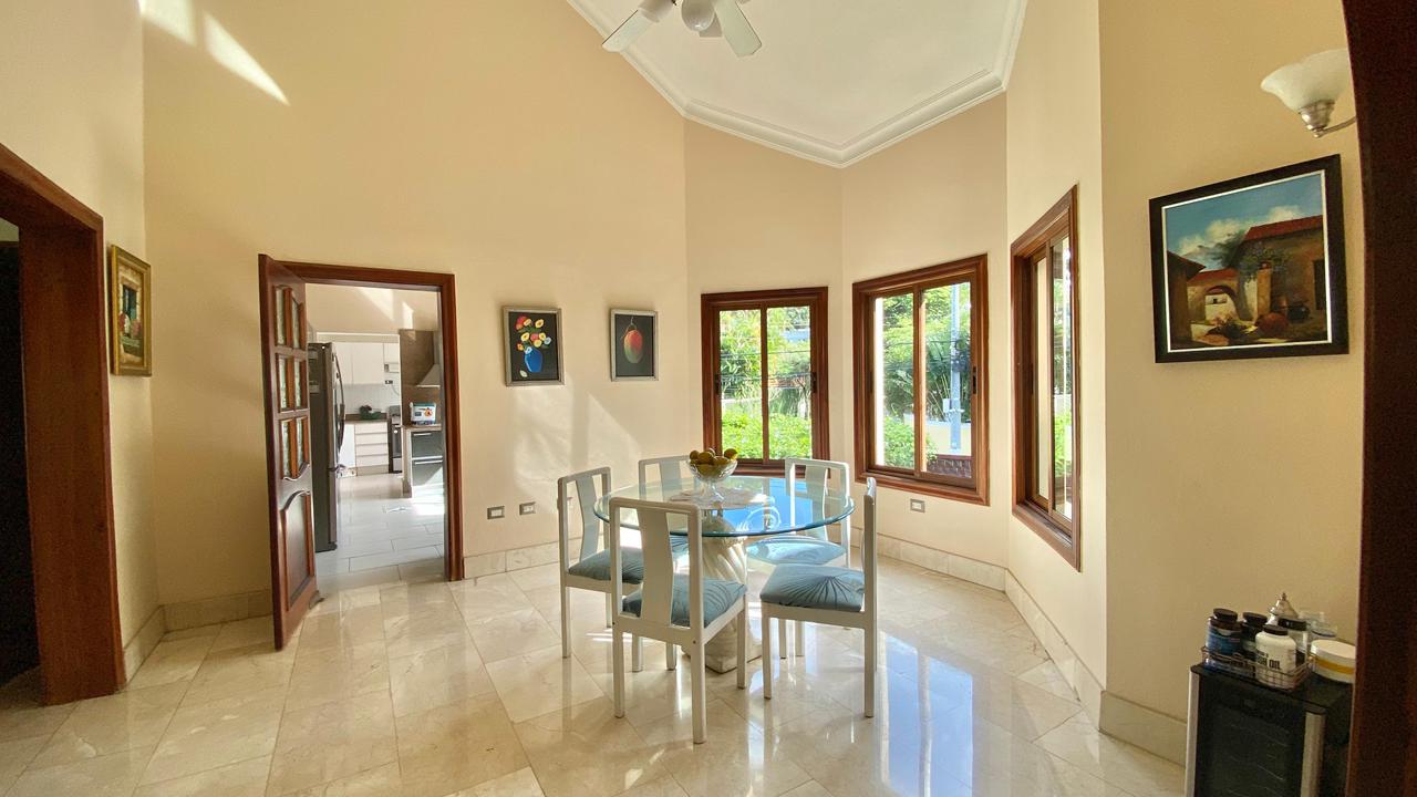 Vendo Imponente Mansión en Cuesta Hermosa II 5 HABS. 1000 Mts.2 Patio  Foto 7314428-4.jpg
