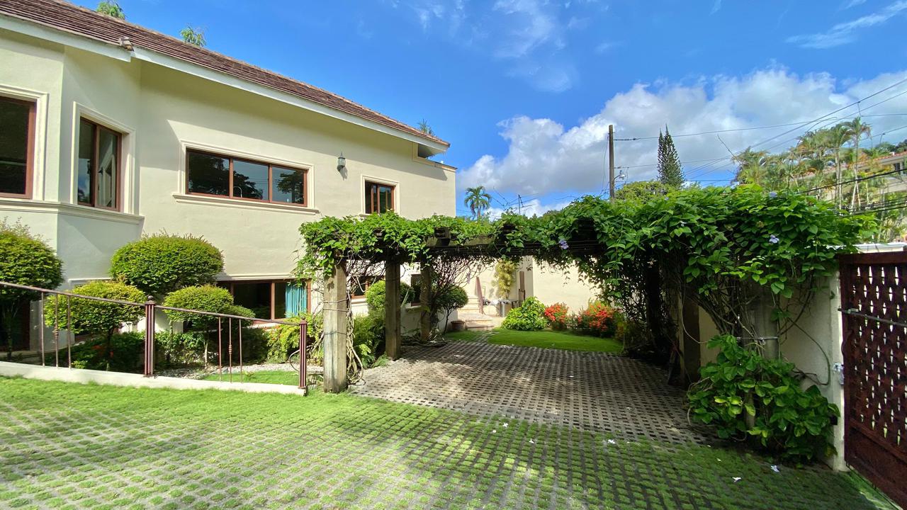 Vendo Imponente Mansión en Cuesta Hermosa II 5 HABS. 1000 Mts.2 Patio  Foto 7314428-9.jpg