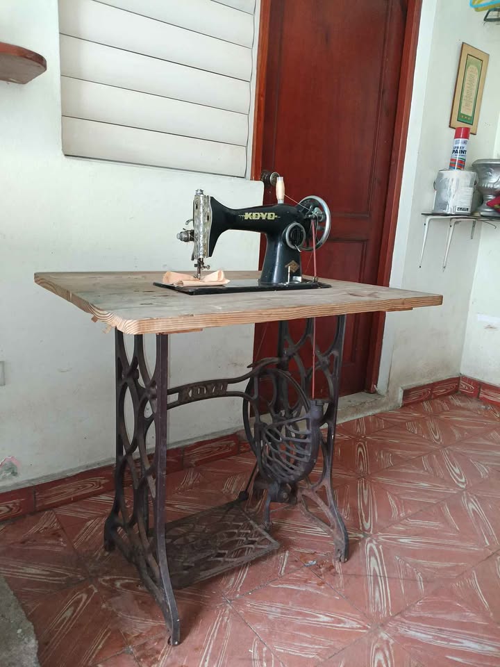Maquina de coser Foto 7314461-1.jpg