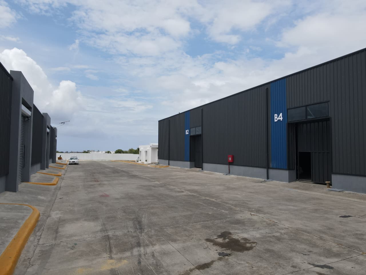 Nave comercial desde 300 metros y US3000 Dolares  Foto 7314543-4.jpg