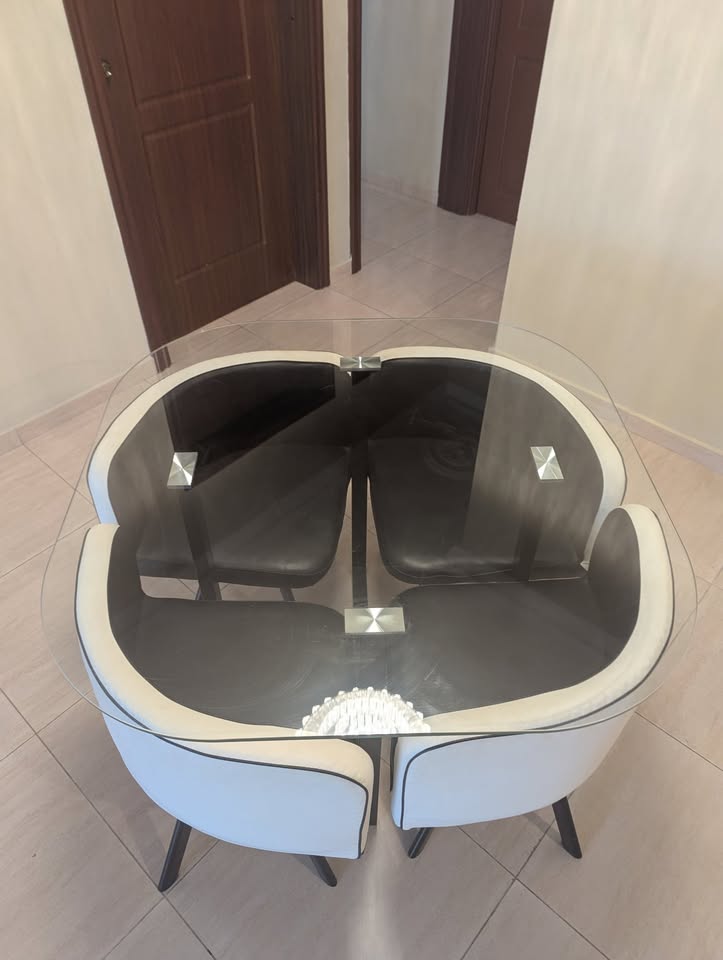 VENDO COMEDOR MODERNO DE VIDRIO  4 SILLAS – ELEGANTE Y COMPACTO Foto 7314572-1.jpg