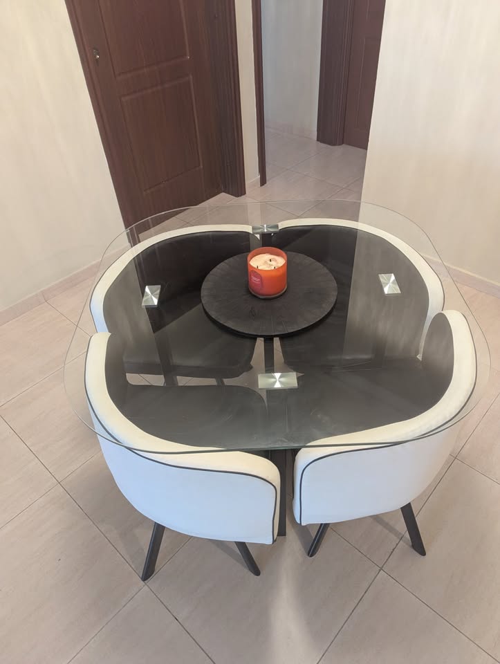 VENDO COMEDOR MODERNO DE VIDRIO  4 SILLAS – ELEGANTE Y COMPACTO Foto 7314572-3.jpg