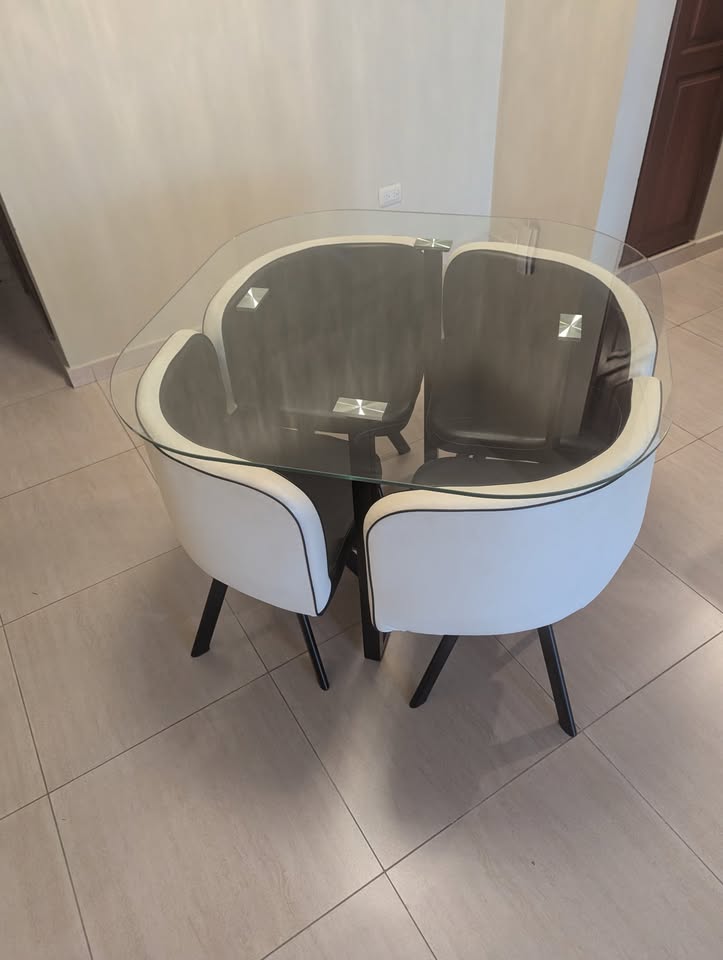 VENDO COMEDOR MODERNO DE VIDRIO  4 SILLAS – ELEGANTE Y COMPACTO Foto 7314572-4.jpg