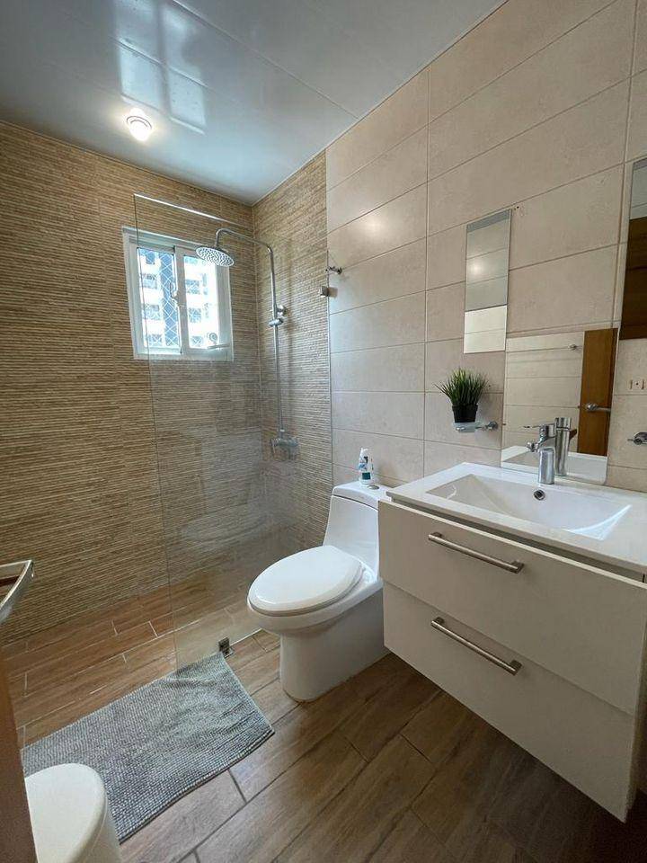 Asombrosa venta de apartamento totalmente amueblado en Piantini. Foto 7314791-13.jpg