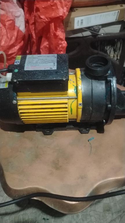 Es una bomba para hidromasaje de 1.5 hp  tiene muy poco uso Foto 7314816-1.jpg
