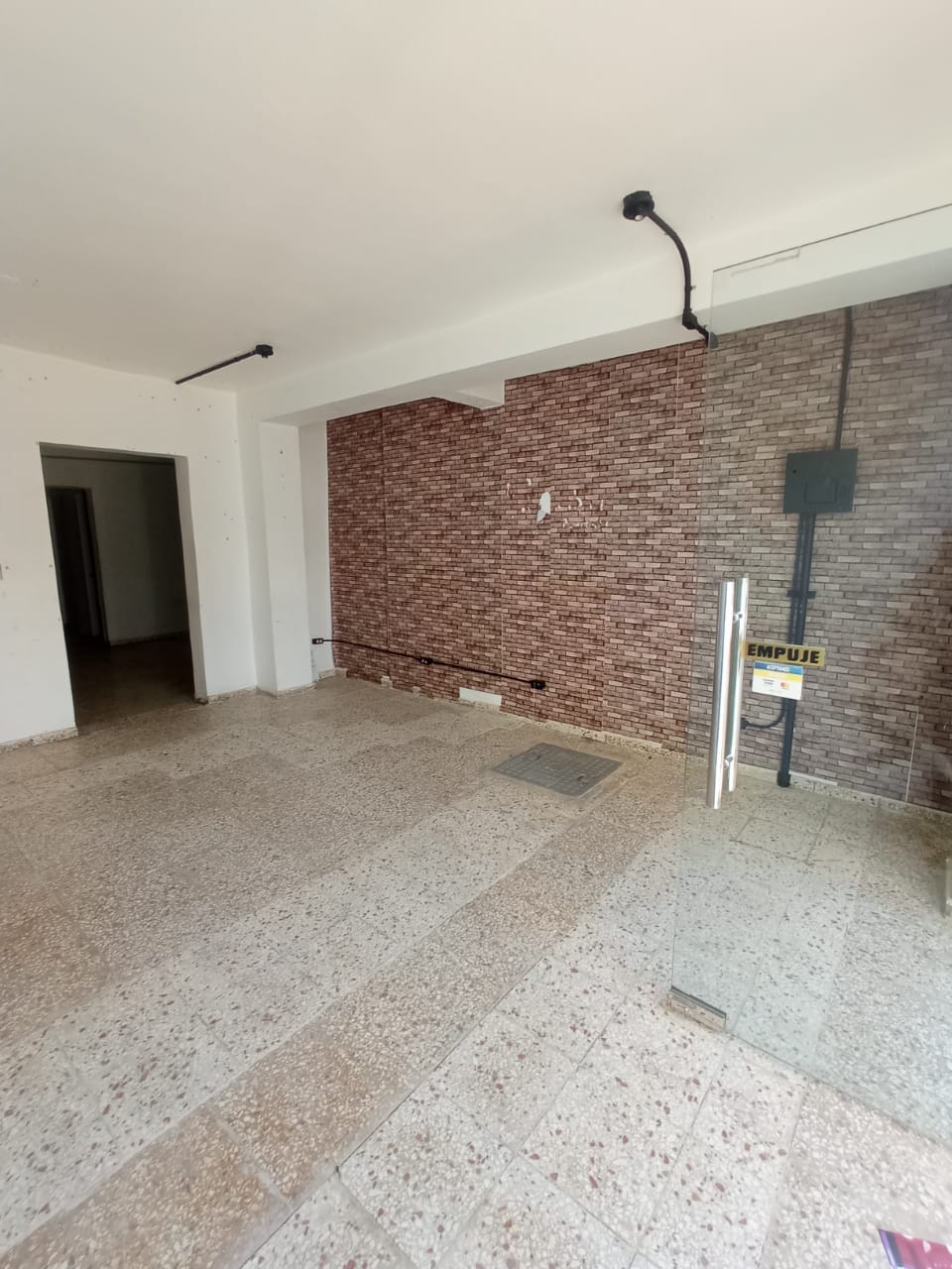 Local Comercial en Alquiler en Bella Vista Foto 7315567-3.jpg