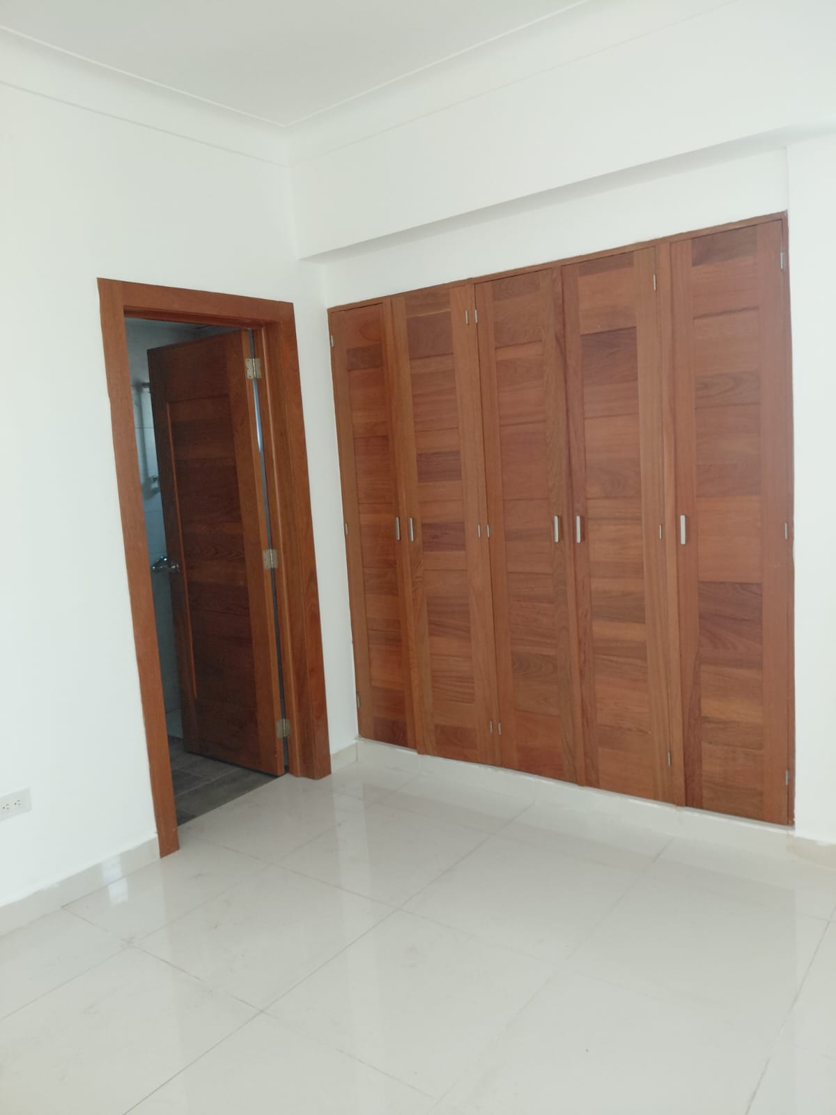 Vendo Apto 2 Habs. en TORRE MONARCA Ens. EL VERGEL 163 Mts.2 2do PISO Foto 7316178-3.jpg