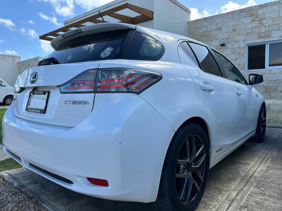 Carro Lexus CT200h FSport de color blanco perla Foto 7316343-4.jpg