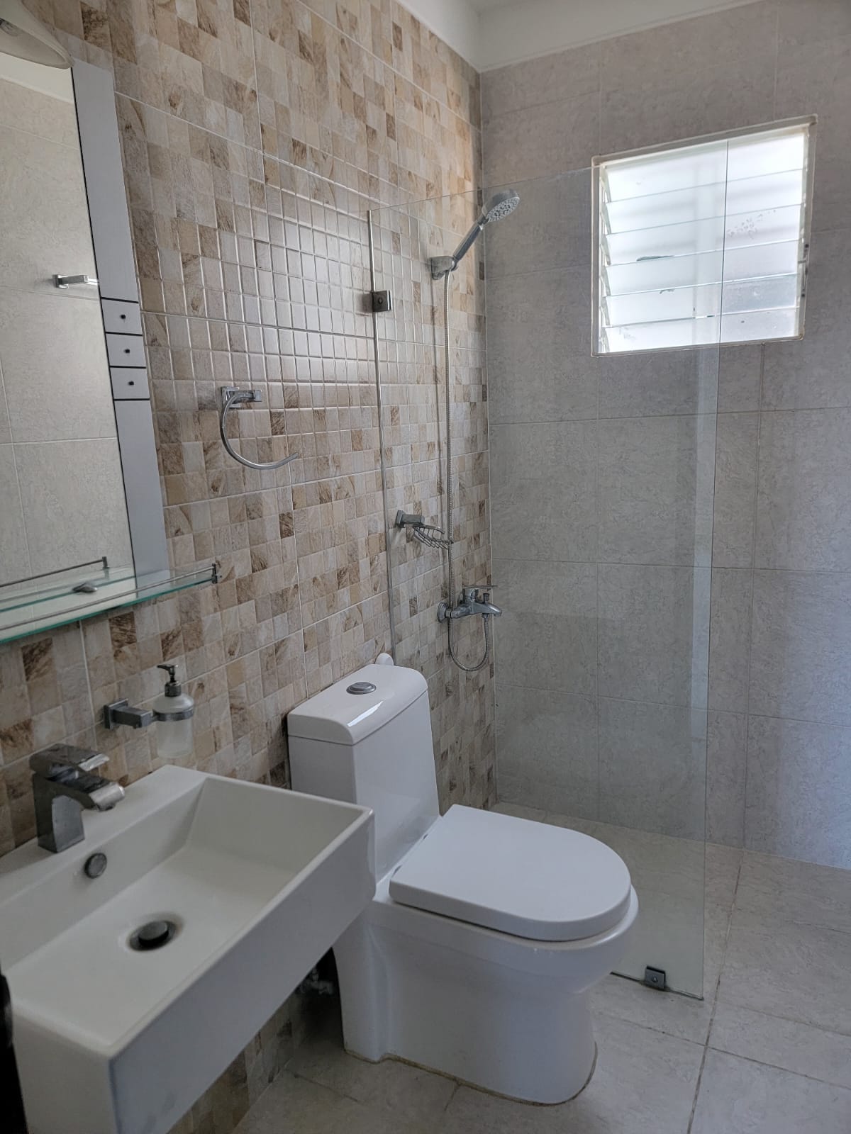 RENTO CONFORTABLE APARTAMENTO 4TO PISO 3 HAB 2 BAÑOS AREA SOCIAL SEGUR Foto 7317964-5.jpg