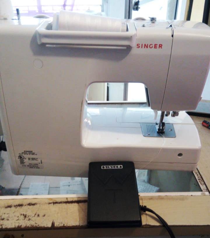 SE VENDE MAQUINA DE COSER ELECTRICA MARCA SINGER Foto 7320723-4.jpg