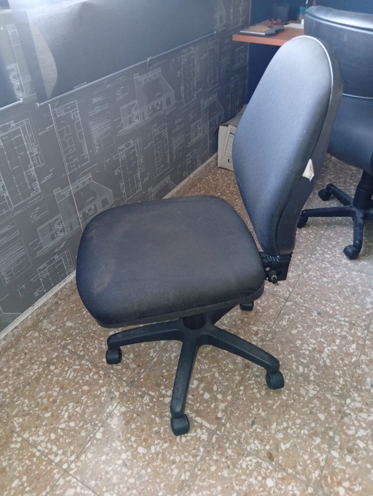 Silla de escritorio giratoria 6 ruedas tela negra Foto 7321367-2.jpg