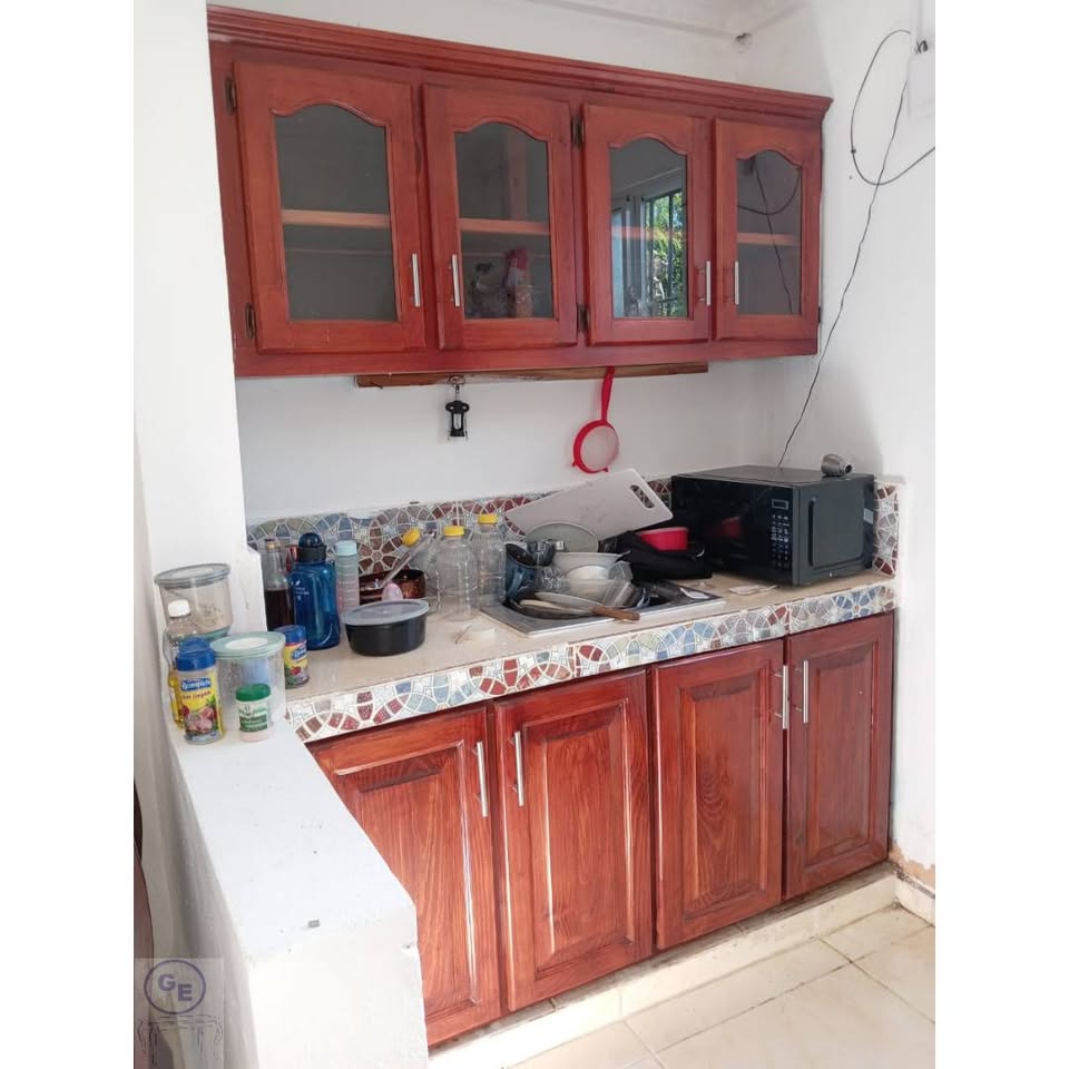 Gabinete de cocina nuevo en madera  Foto 7321700-1.jpg