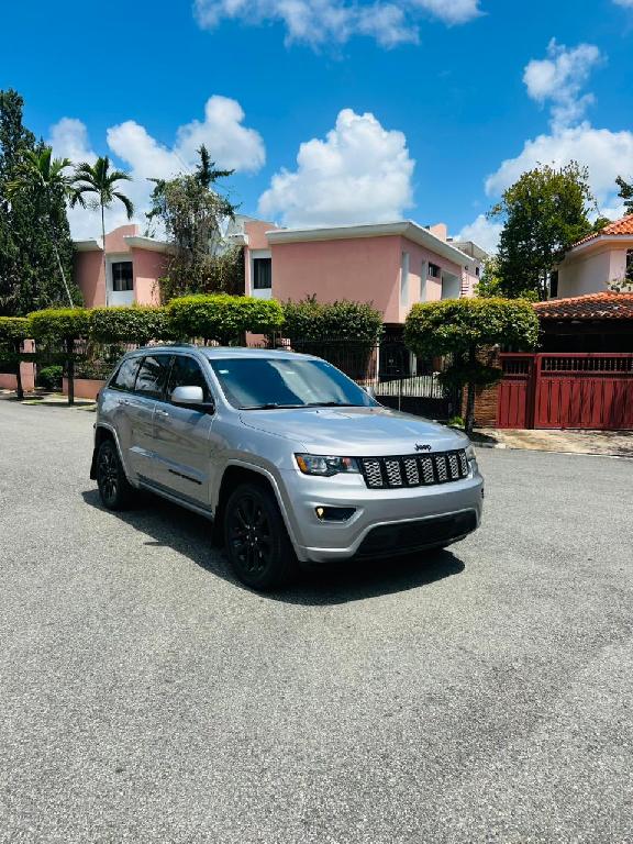 Jeep Grand Cherokee Modelo Laredo  Año 2018  4x4  Foto 7322579-1.jpg
