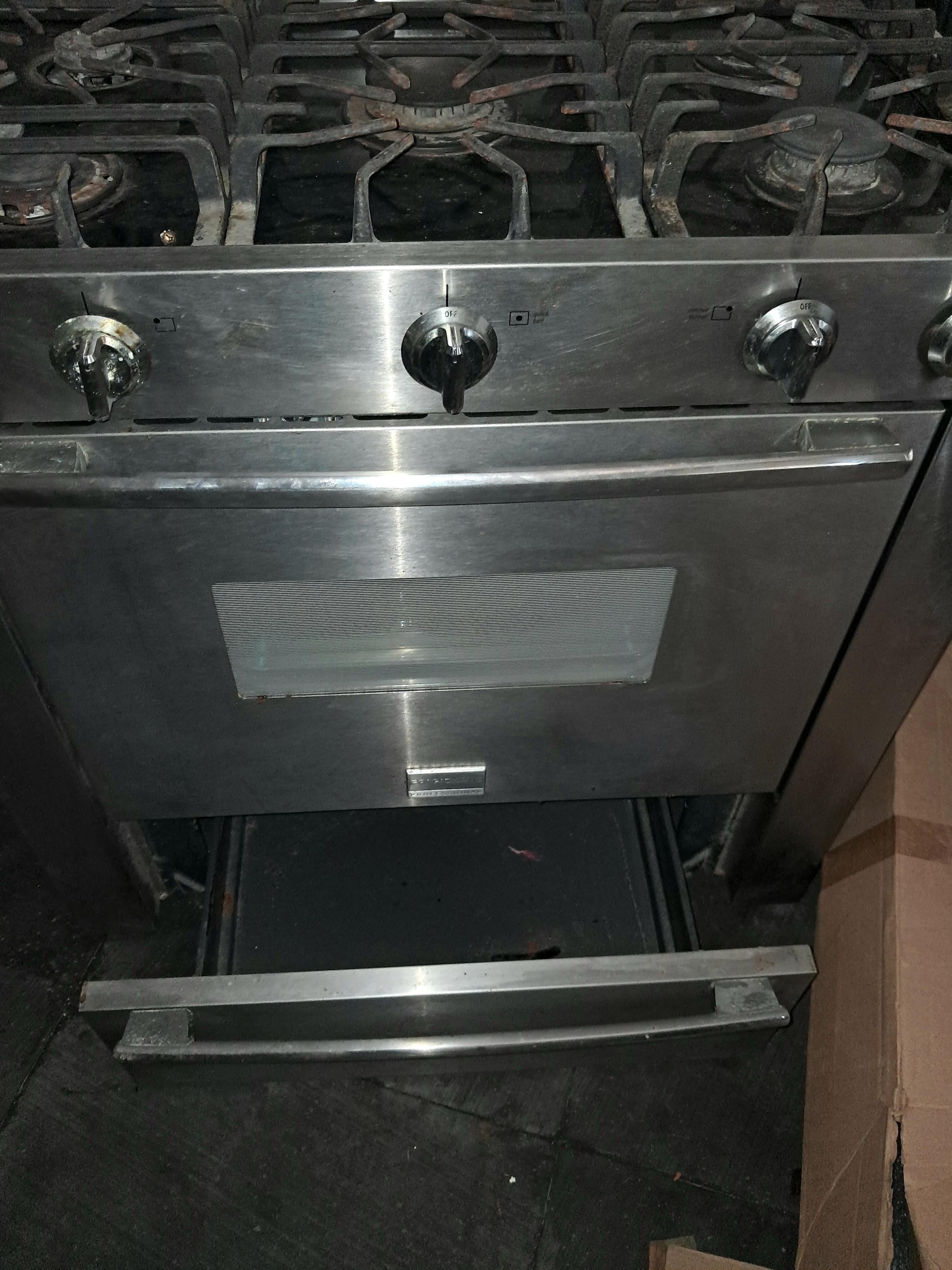 ESTUFA FRIGIDAIRE DE 36 DETALLES EN 2 HORNILLAS NADA DEL OTRO MUNDO. Foto 7322663-6.jpg
