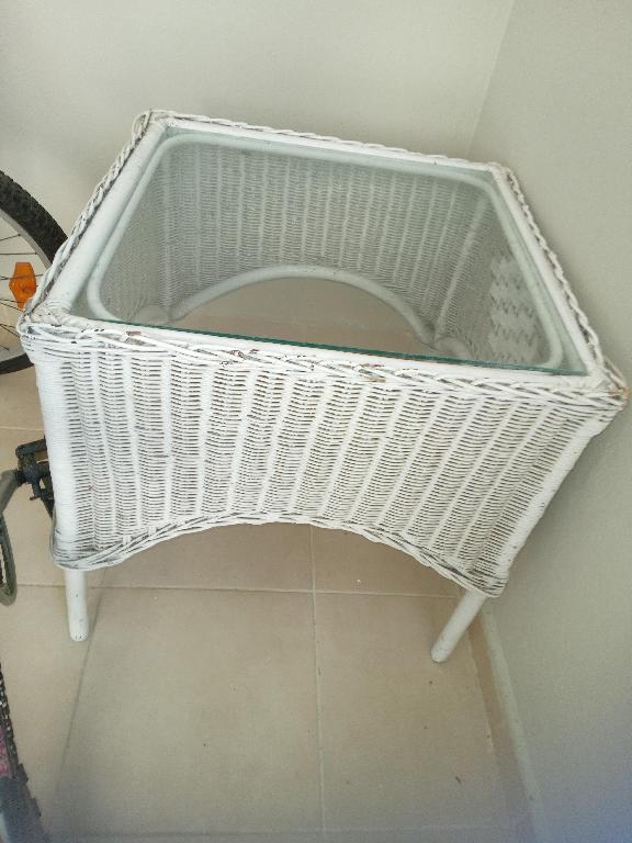 Mesa de mimbre con tope de vidrio Foto 7323449-1.jpg